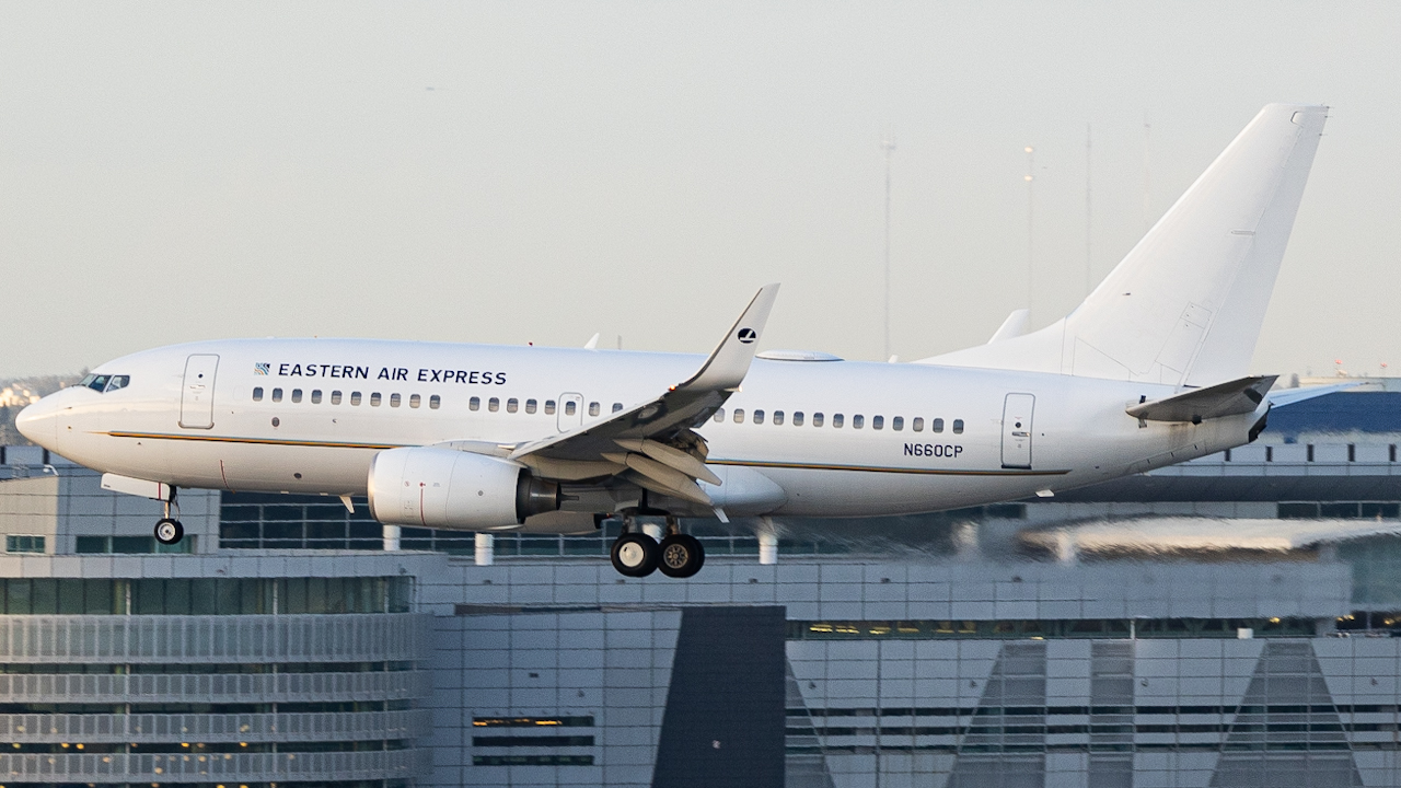Full size: Hillwood Airways Boeing 737-700BBJ N660CP at Miami International Airport