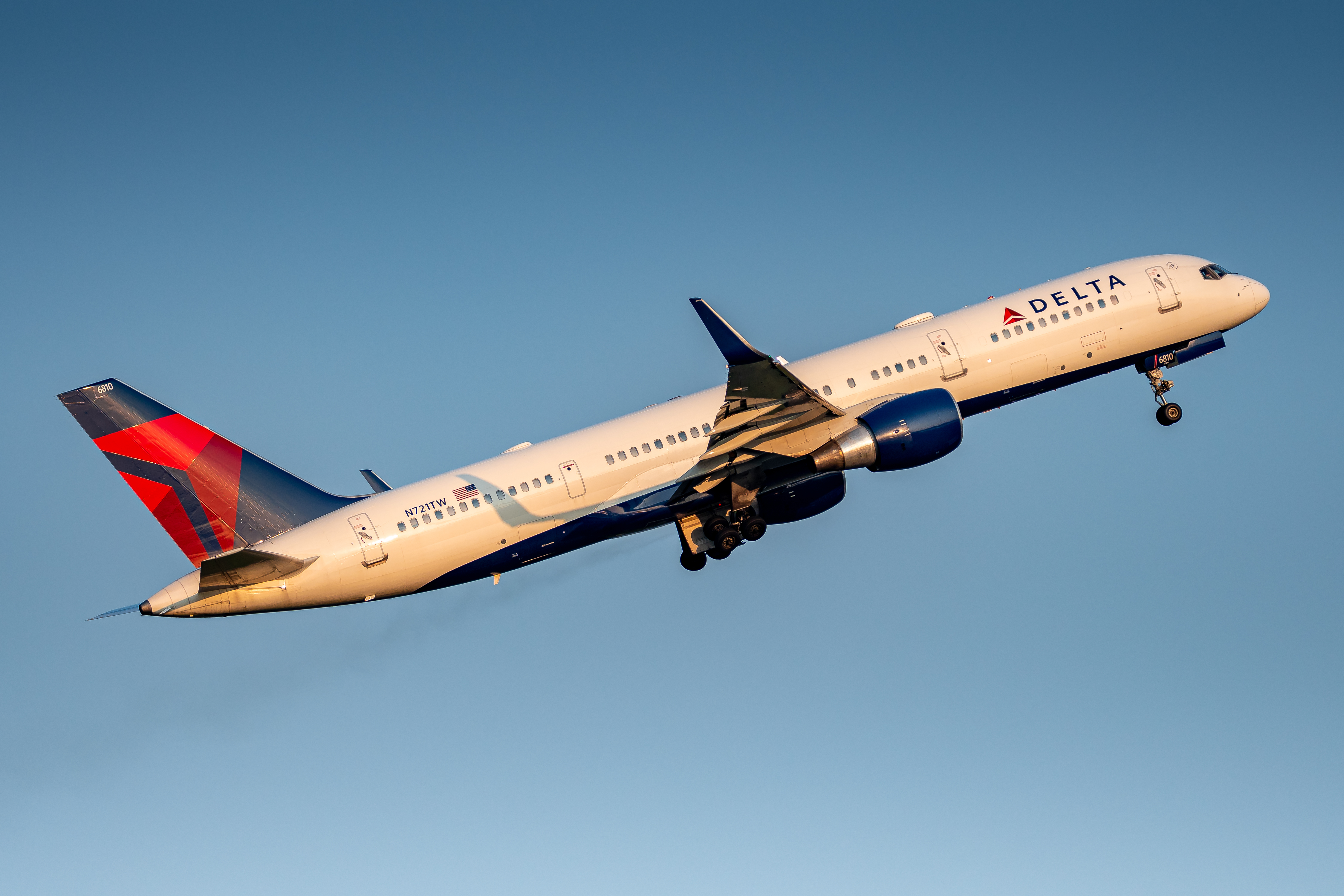 Full size: Delta Airlines Boeing 757-200 N721TW at General Edward Lawrence Logan International Airport