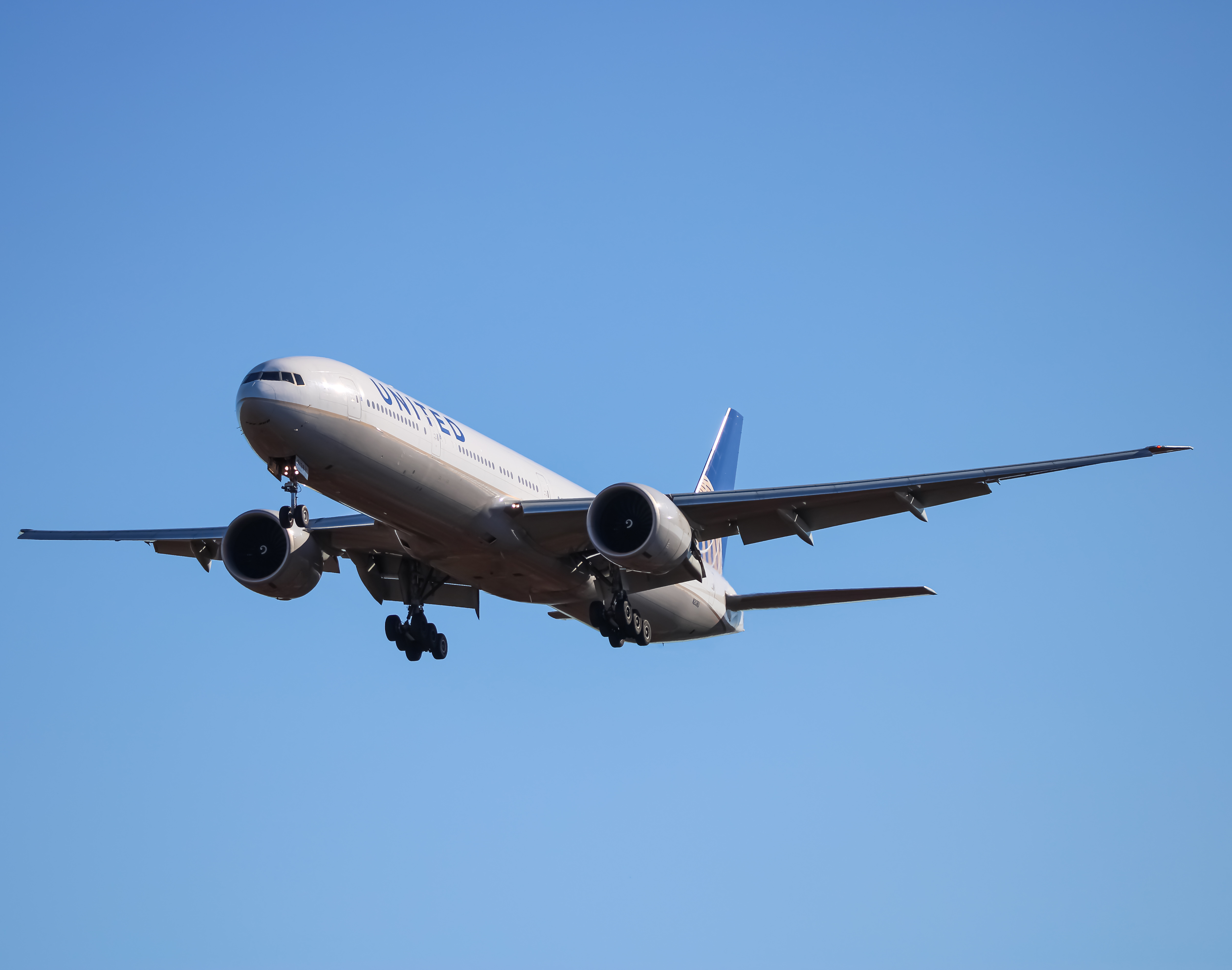 Full size: United Airlines Boeing 777-300ER N2138U at Washington Dulles International Airport