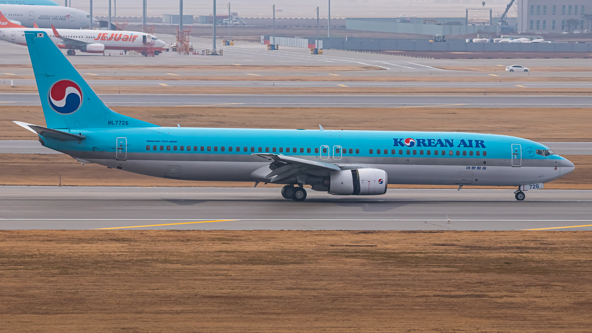 Full size: Korean Air Boeing 737-9B5 HL7726 at Seoul-Incheon International Airport