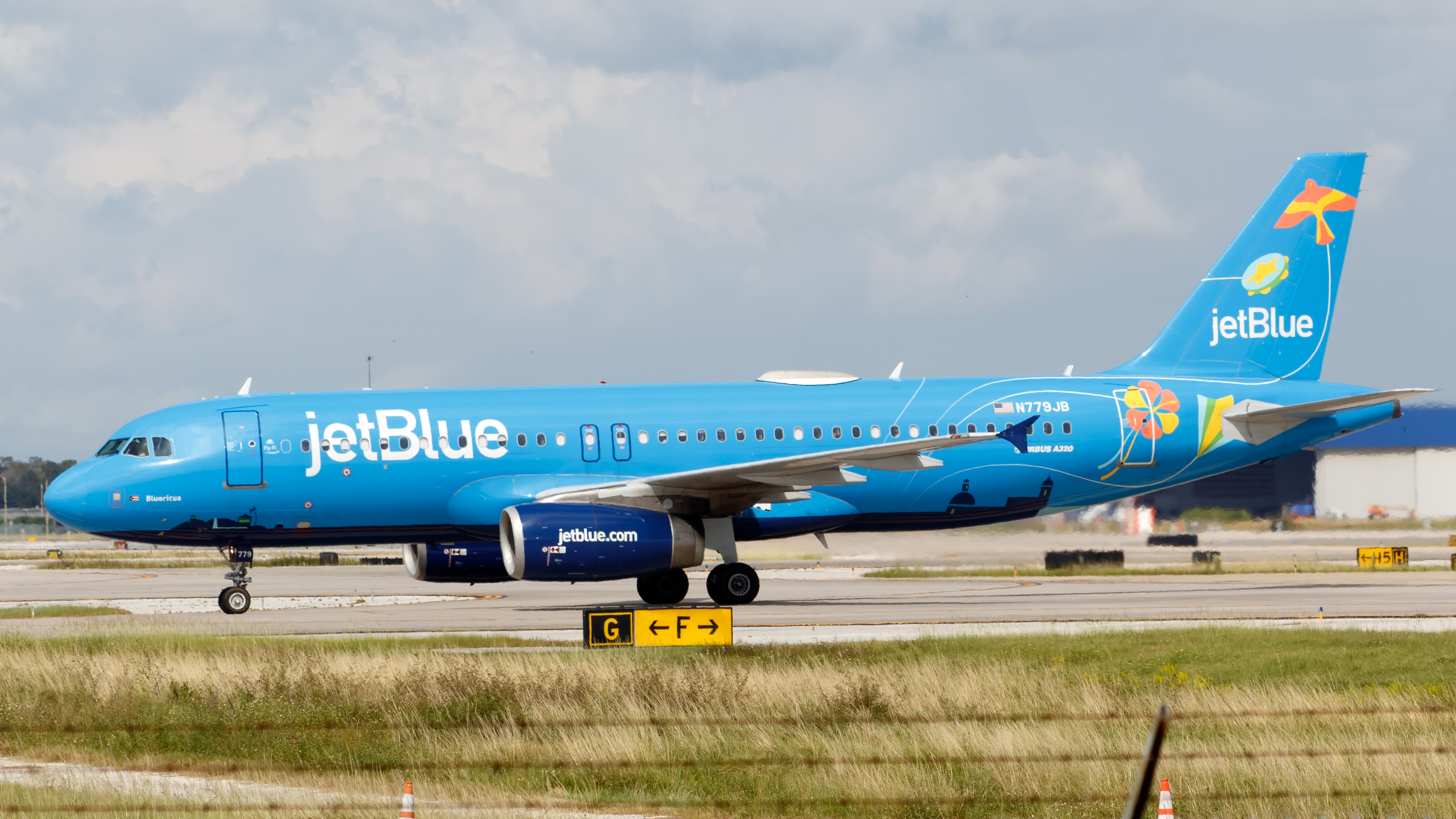 Full size: JetBlue Airways Airbus A320 N779JB at Orlando International Airport