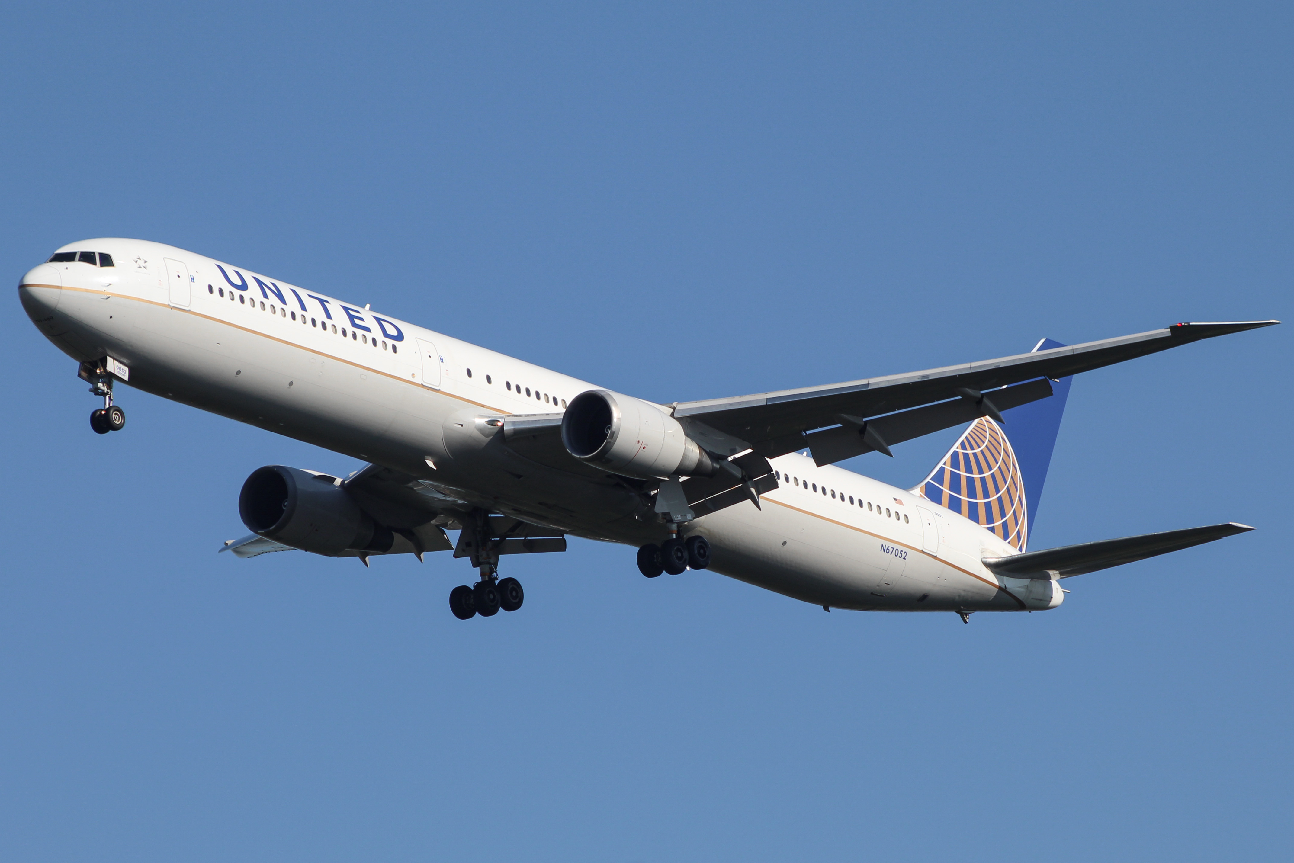Full size: United Airlines Boeing 767-400ER N67052 at Washington Dulles International Airport