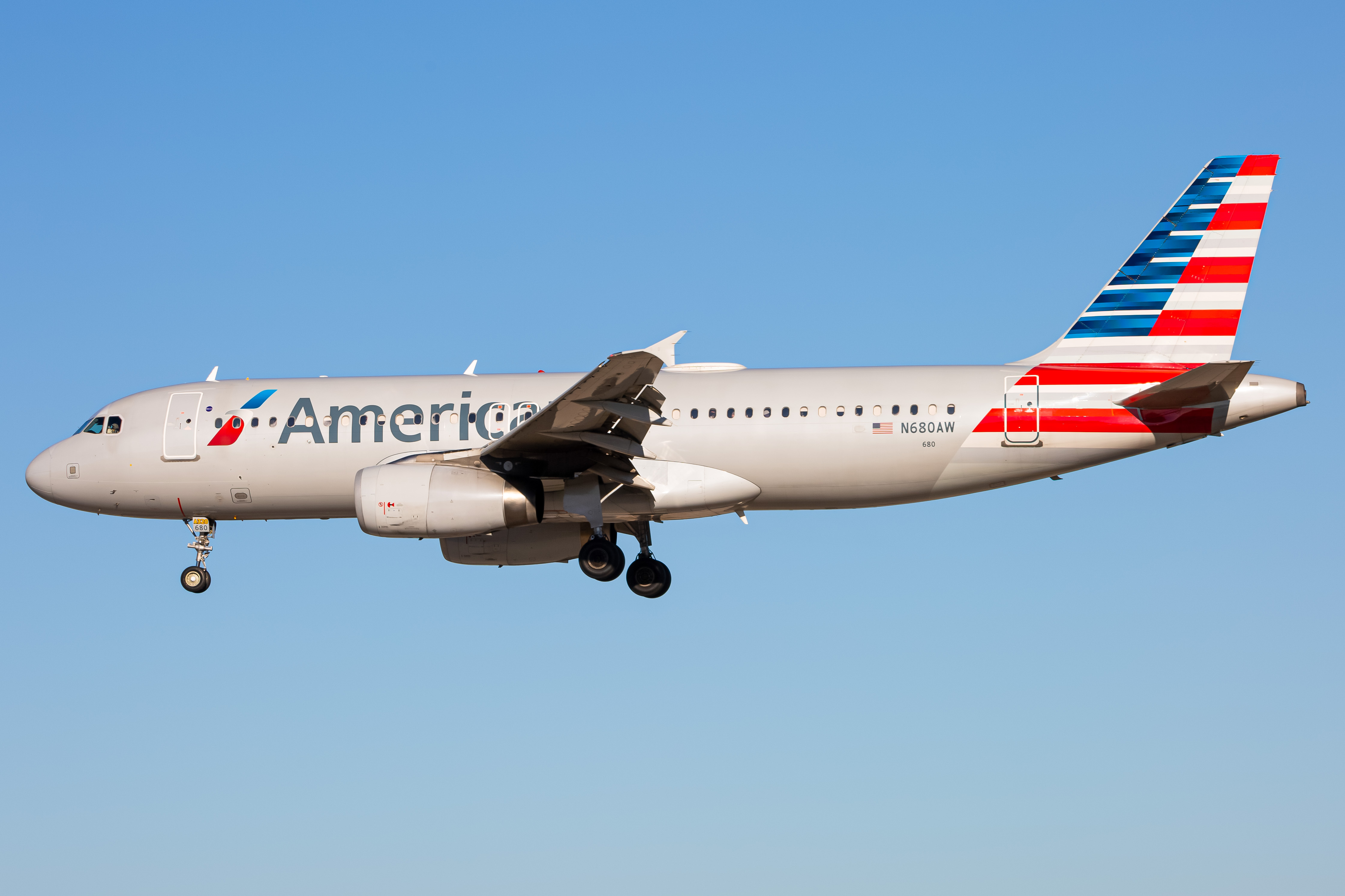 Full size: American Airlines Airbus A320 N680AW at Baltimore/Washington International Thurgood Marshall Airport