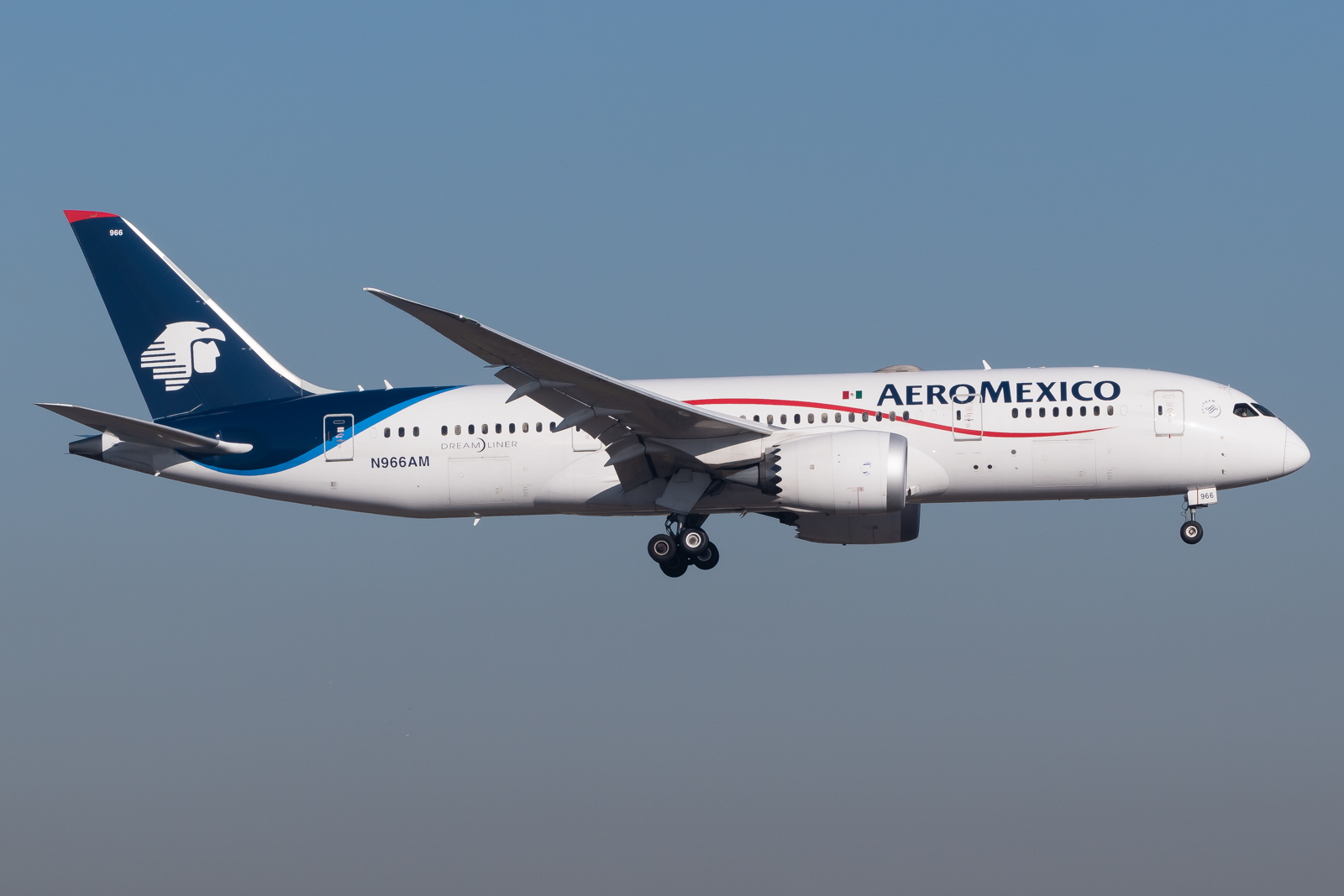 Full size: Aeromexico Boeing 787-8 N966AM at Mexico City International Airport