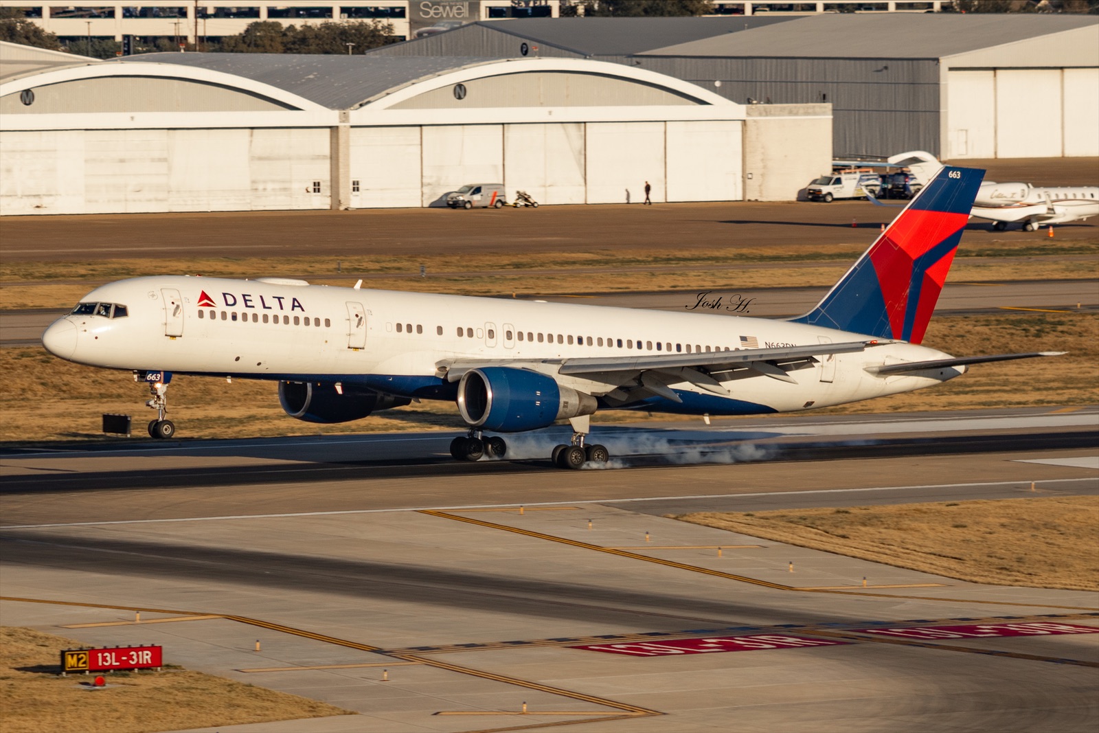 Full size: Delta Airlines Boeing 757-200 N663DN at Dallas Love Field Airport