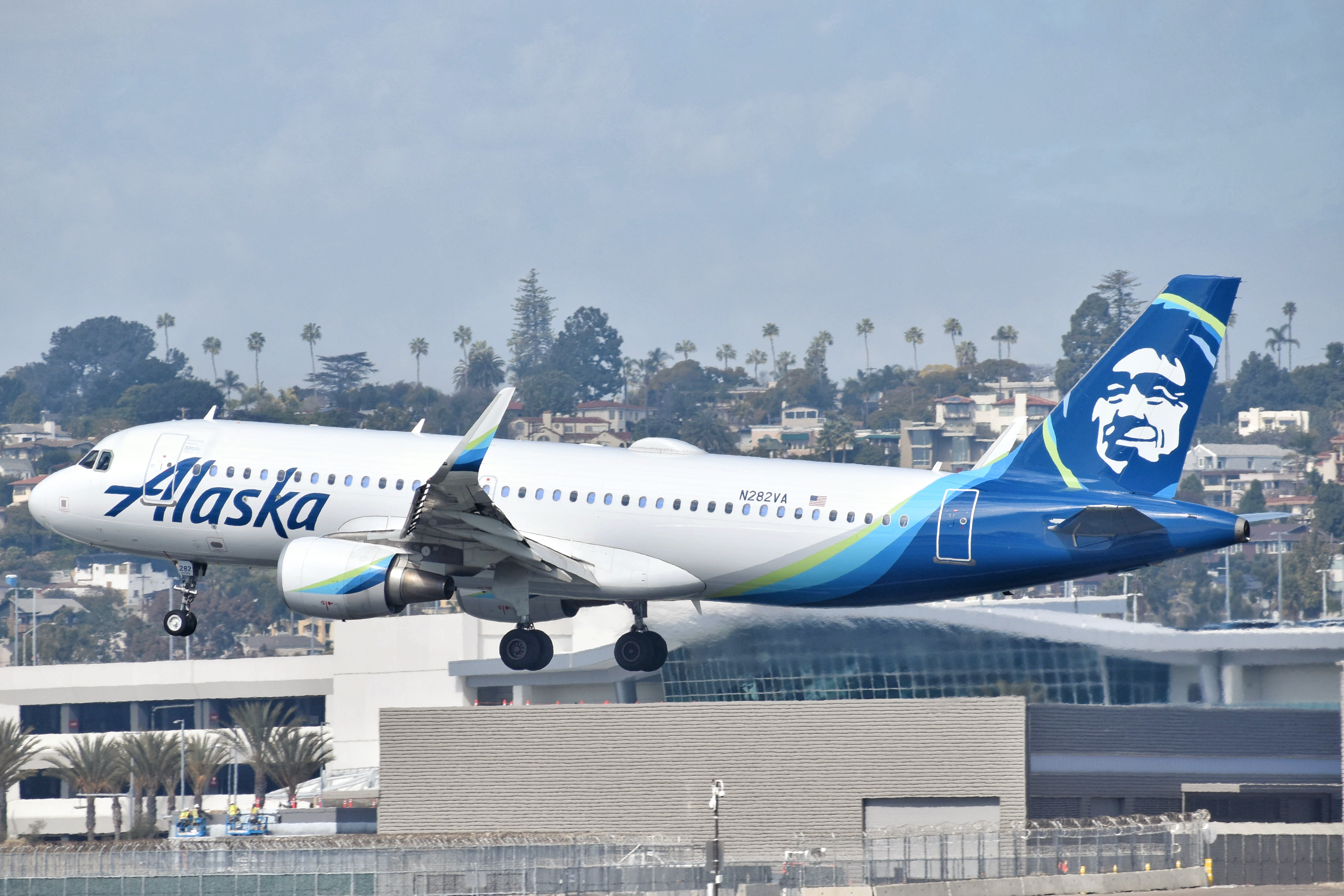 Full size: Alaska Airlines Airbus A320 N282VA at San Diego International Airport