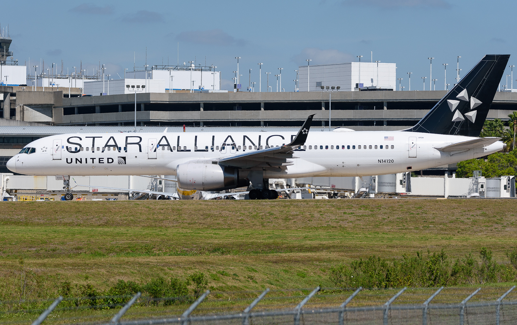Full size: United Airlines Boeing 757-200 N14120 at Tampa International Airport