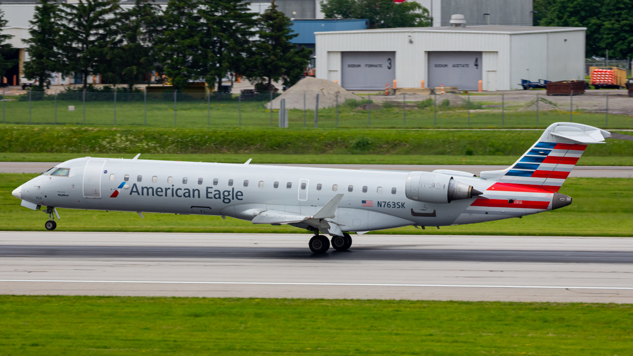 Full size: American Eagle Mitsubishi CRJ-700 N763SK at John Glenn Columbus International Airport