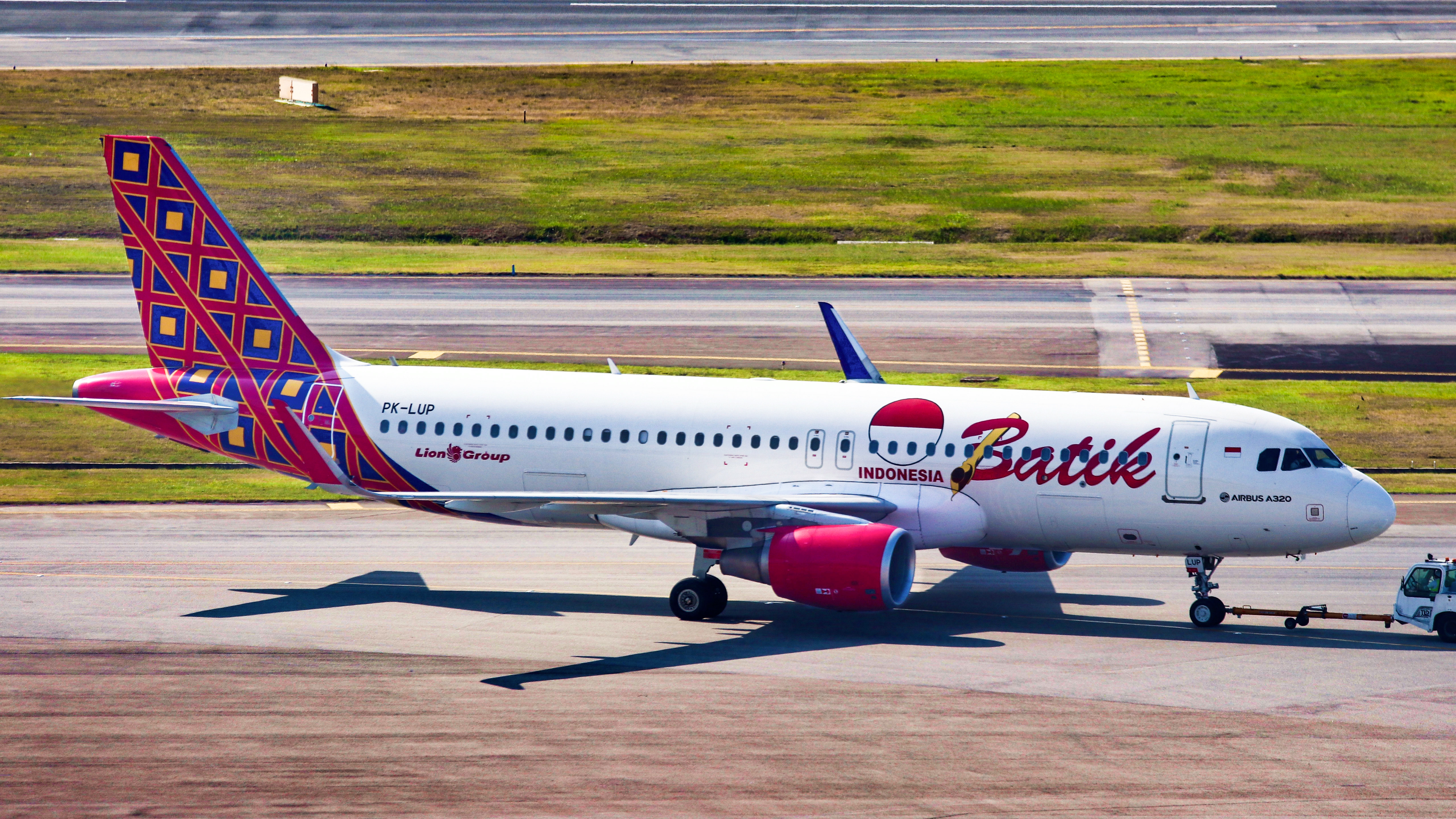 Full size: Batik Air Airbus A320-214 PK-LUP at Singapore-Changi Airport