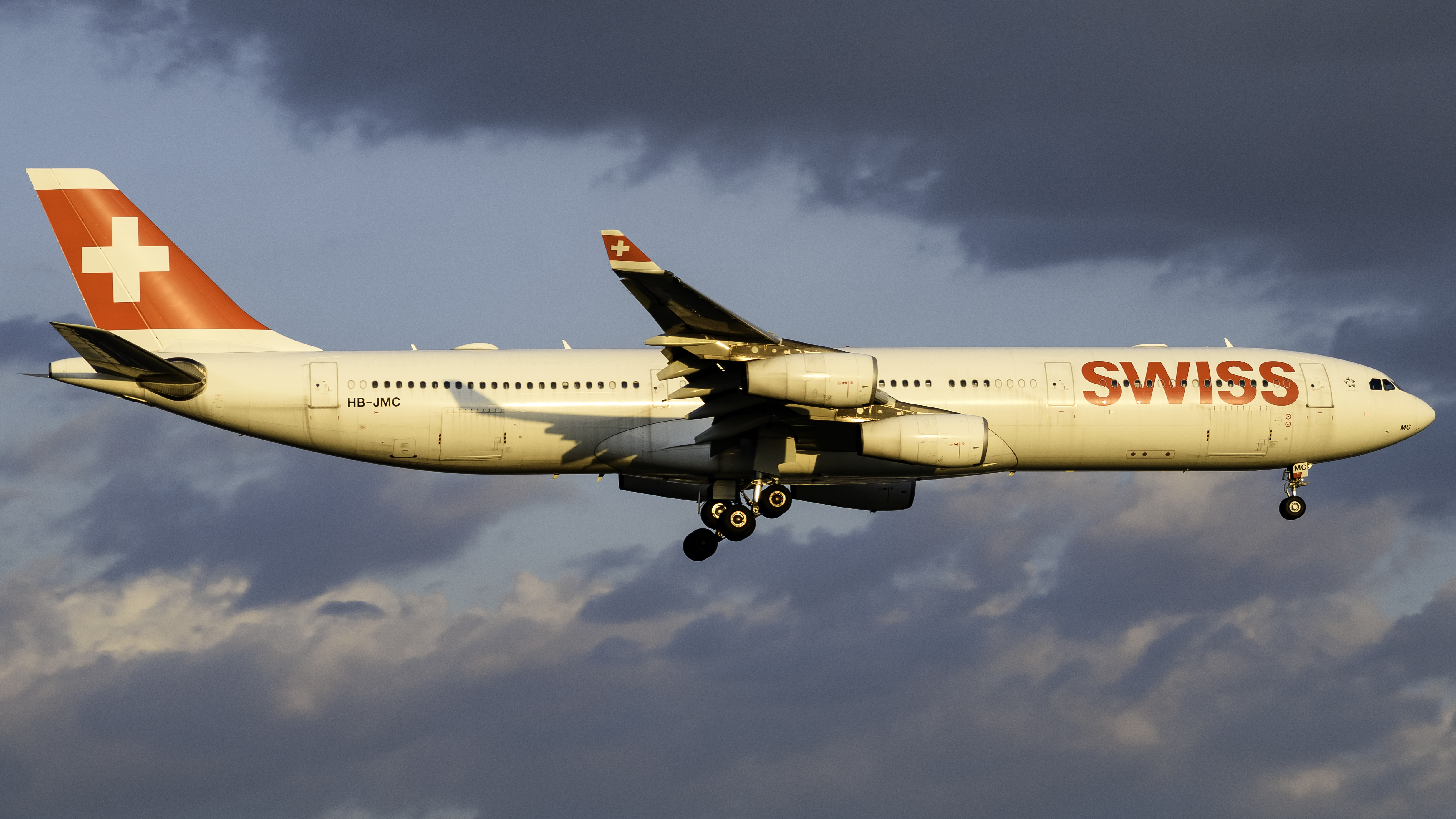 Full size: Swiss International Air Lines Airbus A340-300 HB-JMC at Newark Liberty International Airport