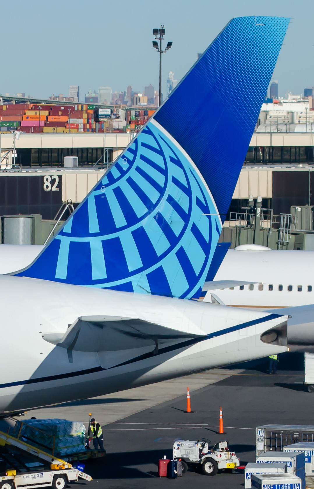 Full size: United Airlines Boeing 777-200ER N798UA at Newark Liberty International Airport