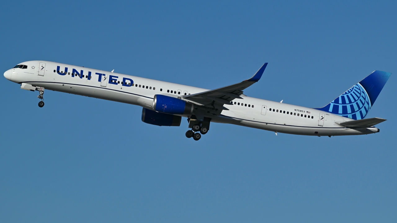 Full size: United Airlines Boeing 757-300 N75853 at Los Angeles International Airport