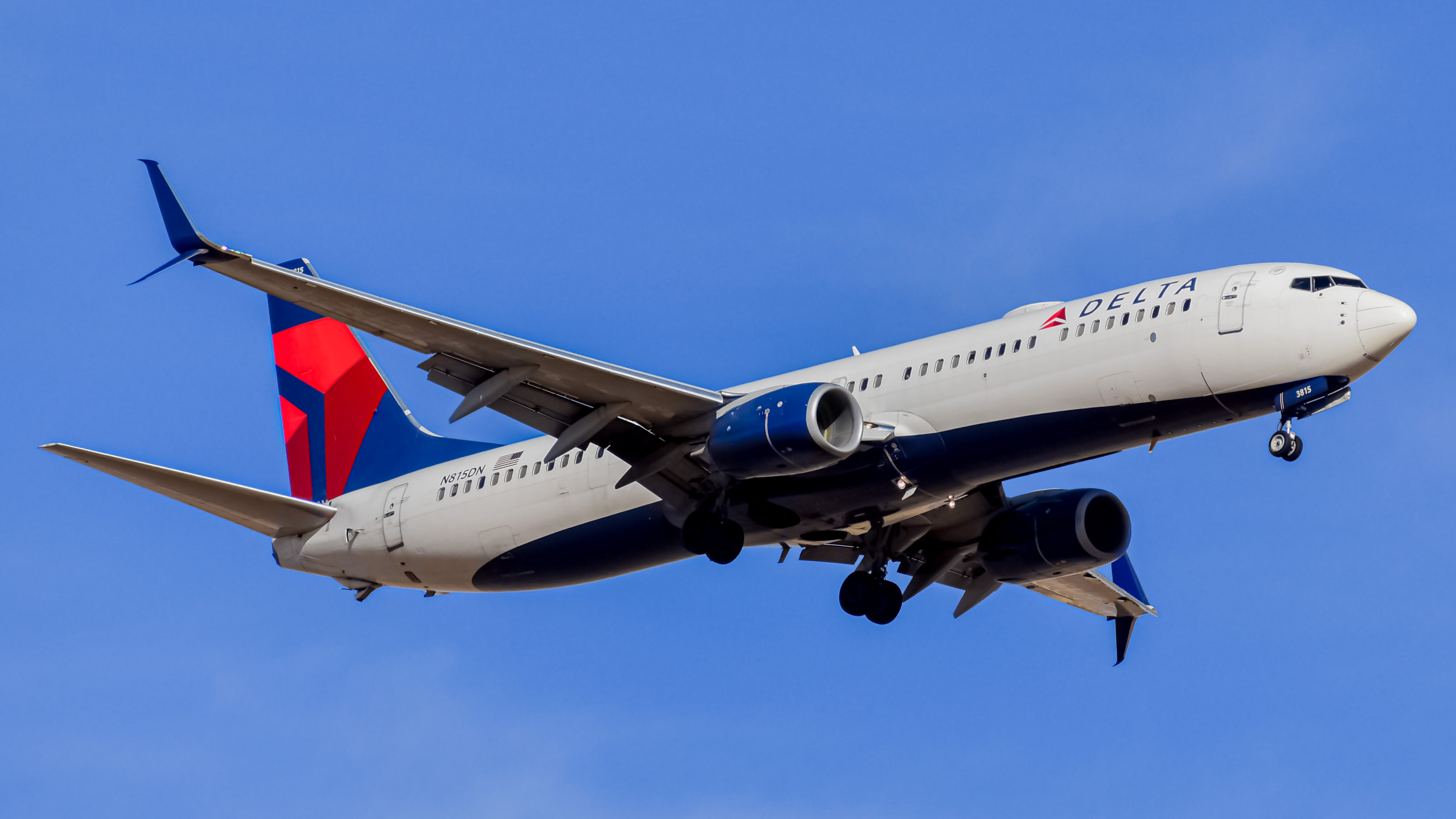 Full size: Delta Airlines Boeing 737-900ER N815DN at Denver International Airport