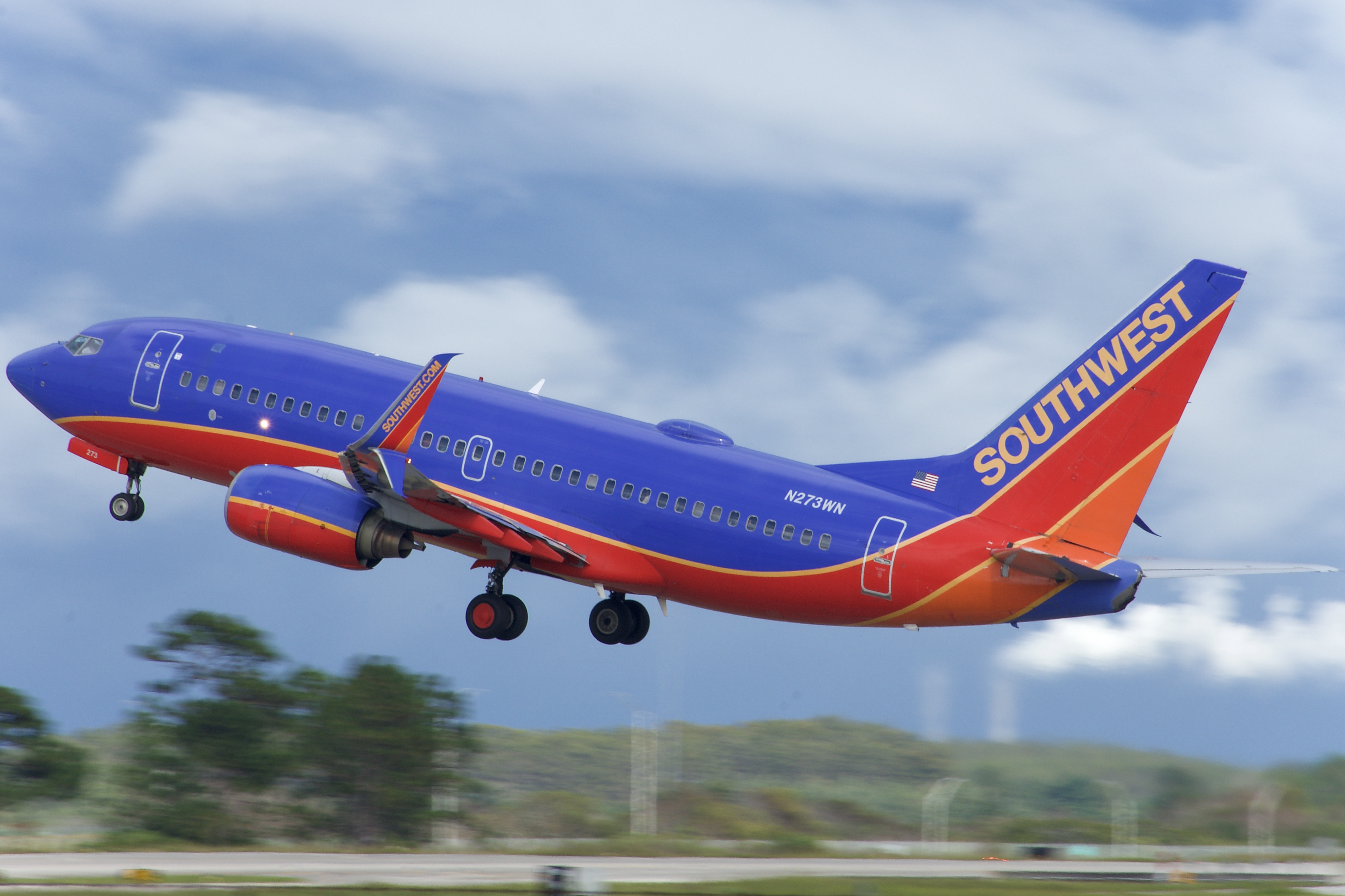 Full size: Southwest Airlines Boeing 737-700 N273WN at Orlando International Airport