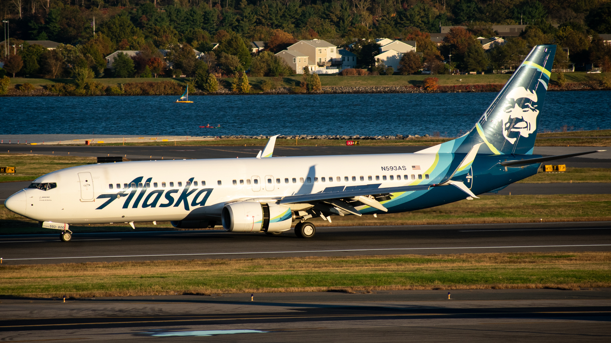 Full size: Alaska Airlines Boeing 737-800 N593AS at Ronald Reagan National Airport