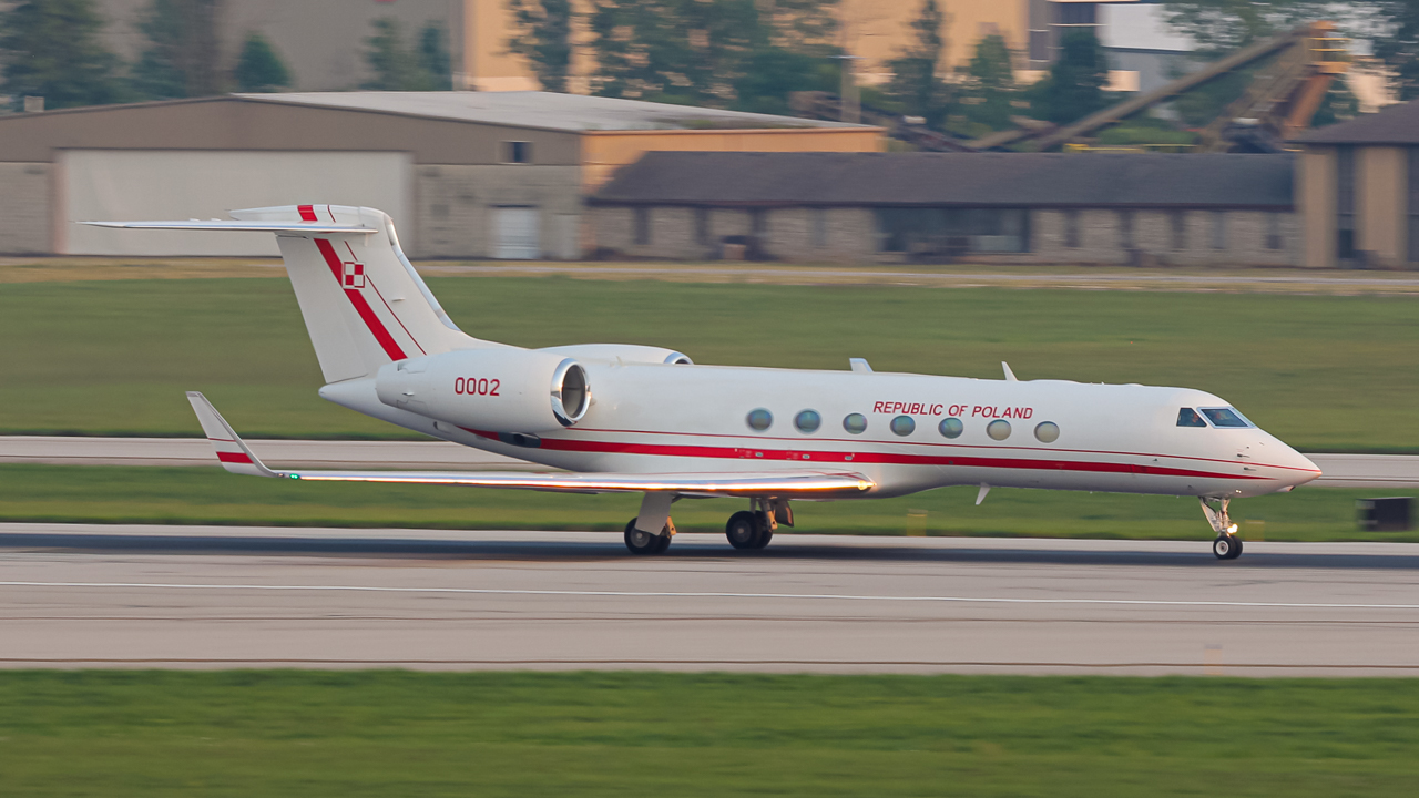 Full size: PRIVATE Gulfstream G550 0002 at John Glenn Columbus International Airport