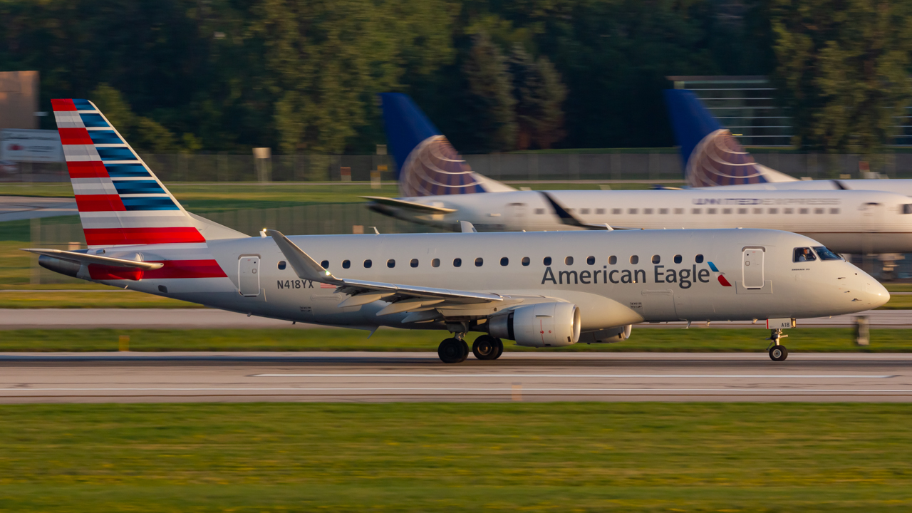 Full size: American Eagle Embraer E175 N418YX at John Glenn Columbus International Airport