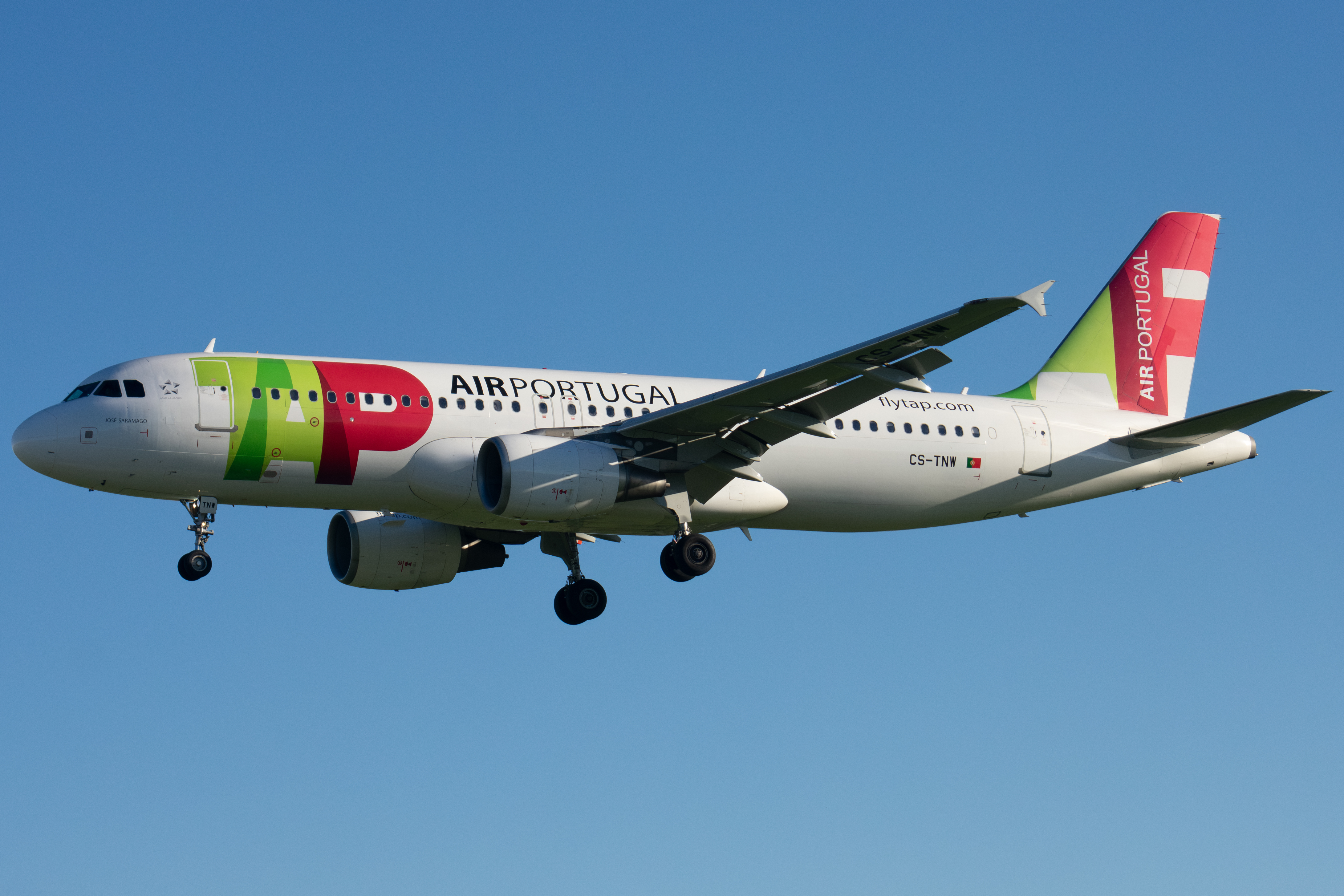 Full size: TAP Air Portugal Airbus A320 CS-TNW at Lisbon Humberto Delgado Airport