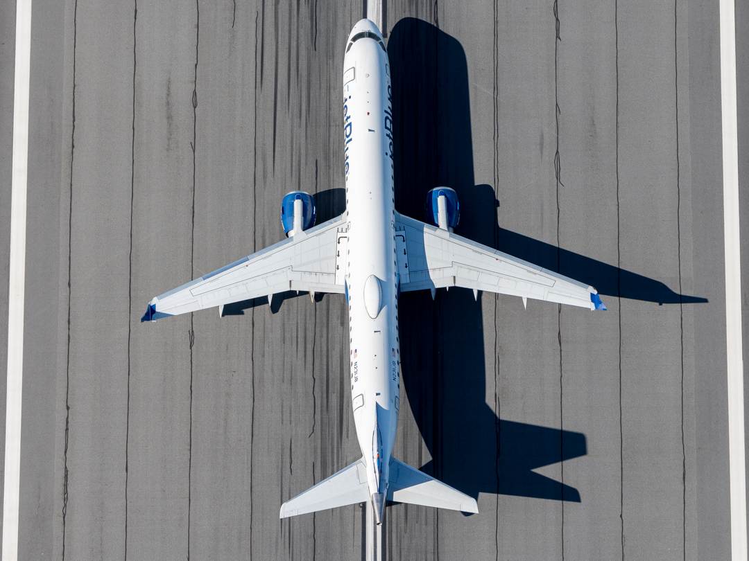 Full size: JetBlue Airways Embraer E190 N231JB at General Edward Lawrence Logan International Airport