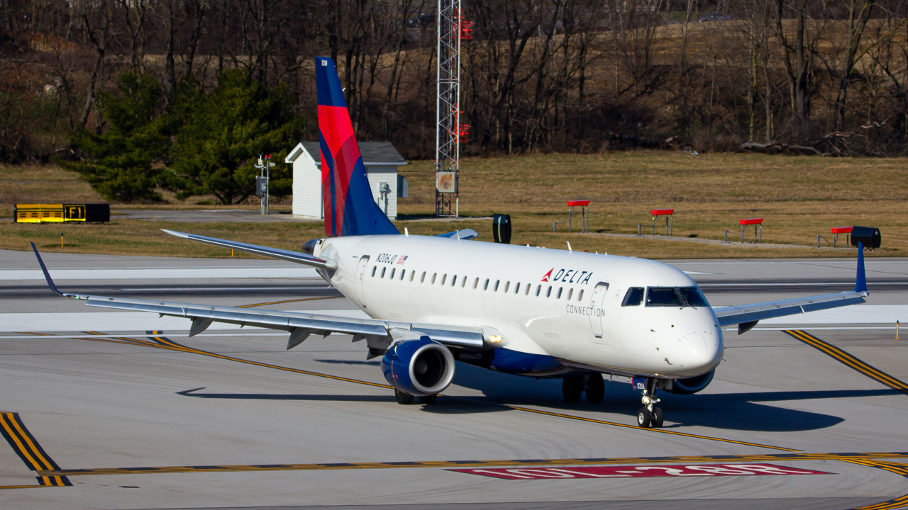 Full size: Delta Connection Embraer E175 N206JQ at John Glenn Columbus International Airport