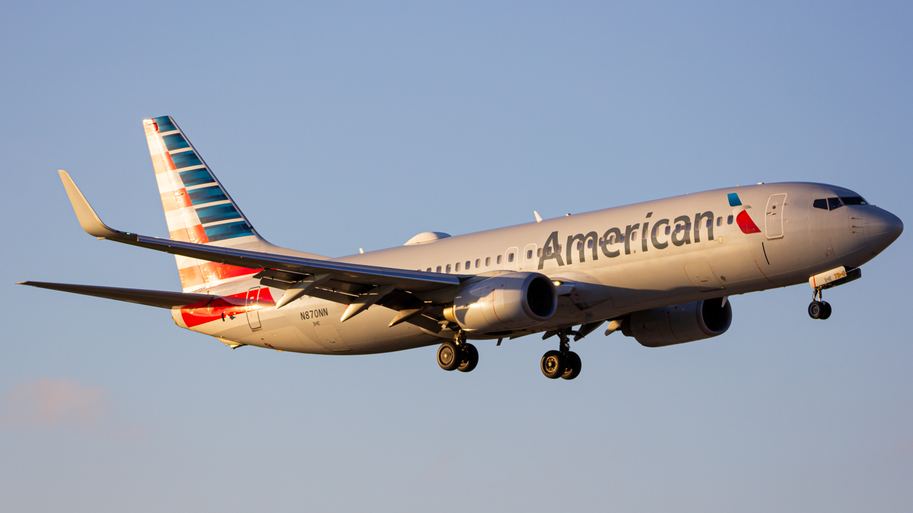 Full size: American Airlines Boeing 737-800 N870NN at Miami International Airport