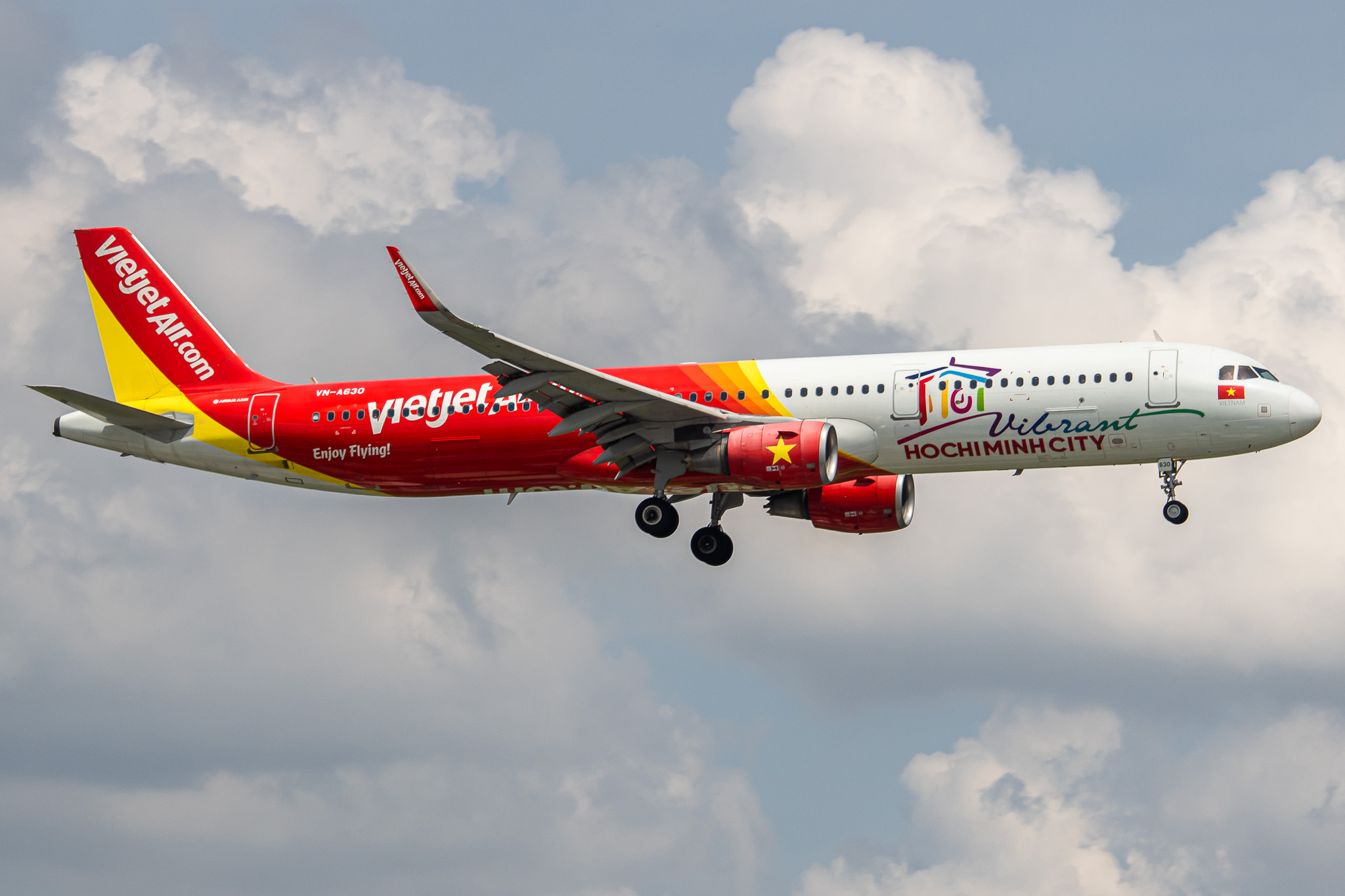 Full size: VietJet Air Airbus A321-200 VN-A630 at Tan Son Nhat International Airport