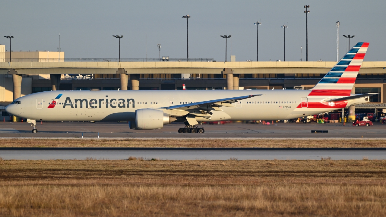 Full size: American Airlines Boeing 777-300ER N723AN at Dallas-Fort Worth International Airport