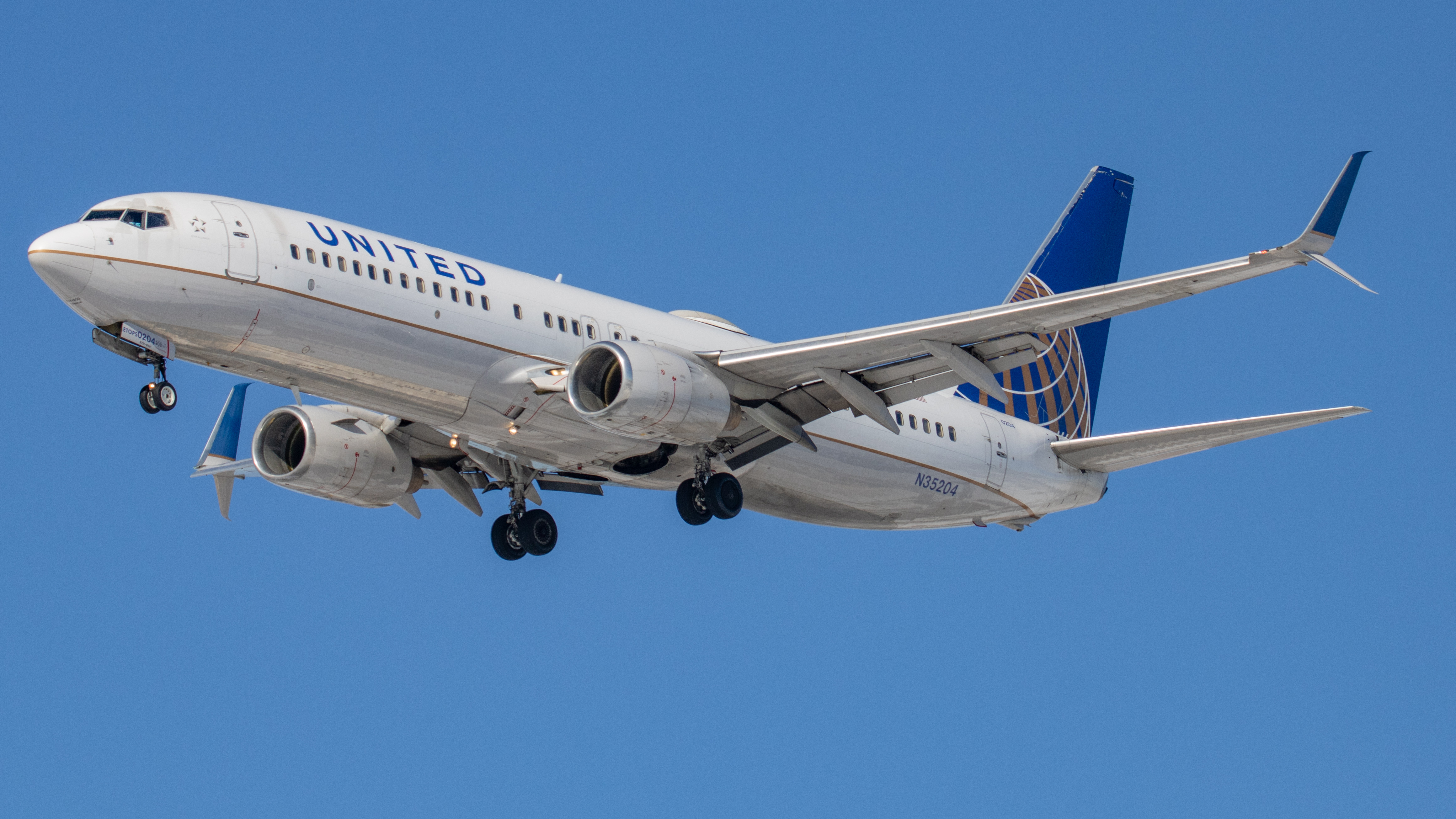 Full size: United Airlines Boeing 737-800 N35204 at Indianapolis International Airport