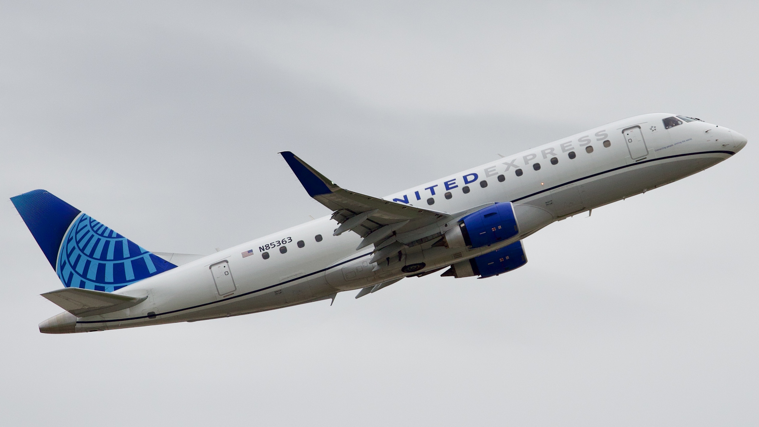 Full size: United Express Embraer E175 N85363 at Houston-George Bush Intercontinental Airport
