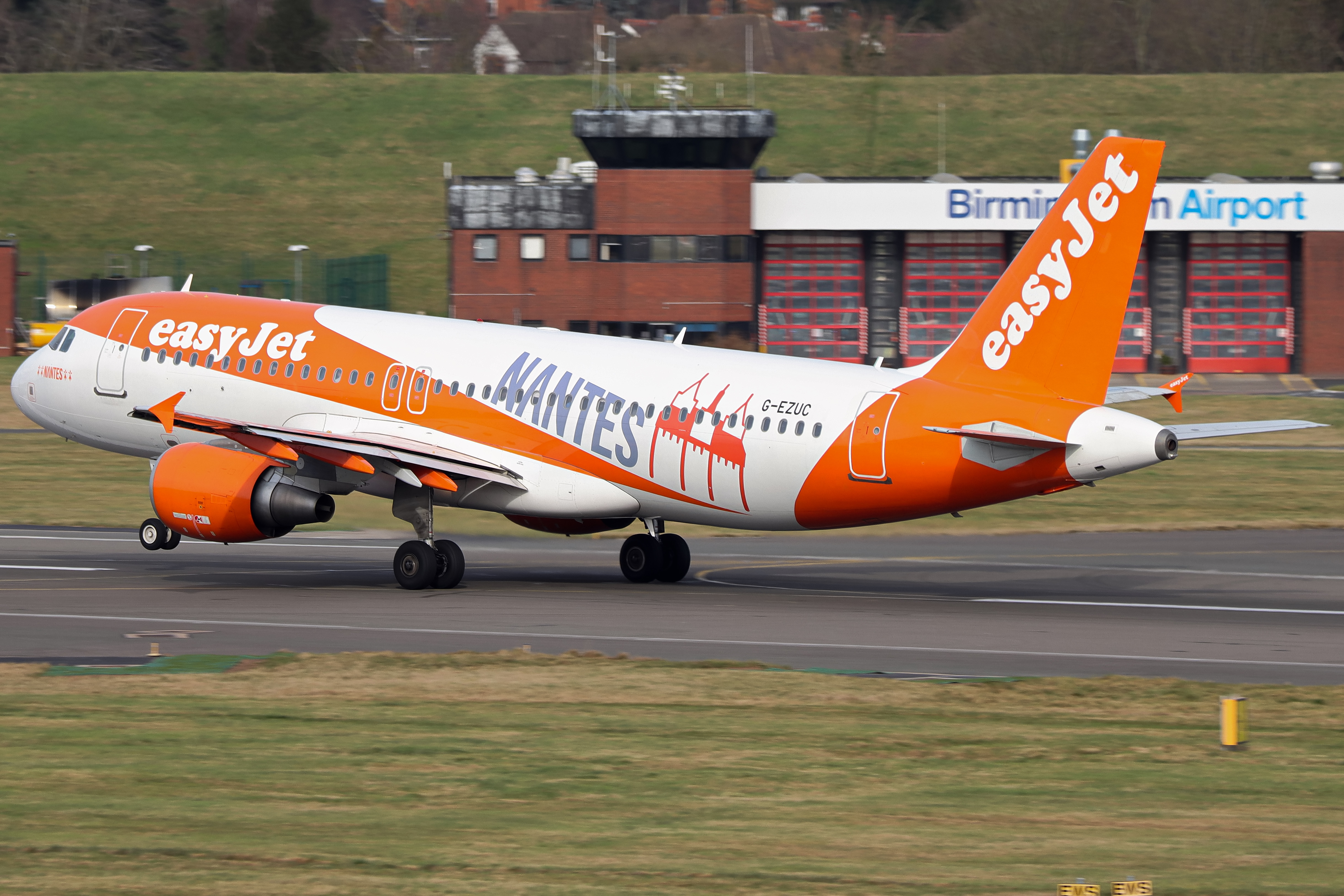 Full size: EasyJet Airbus A320 G-EZUC at Birmingham Airport