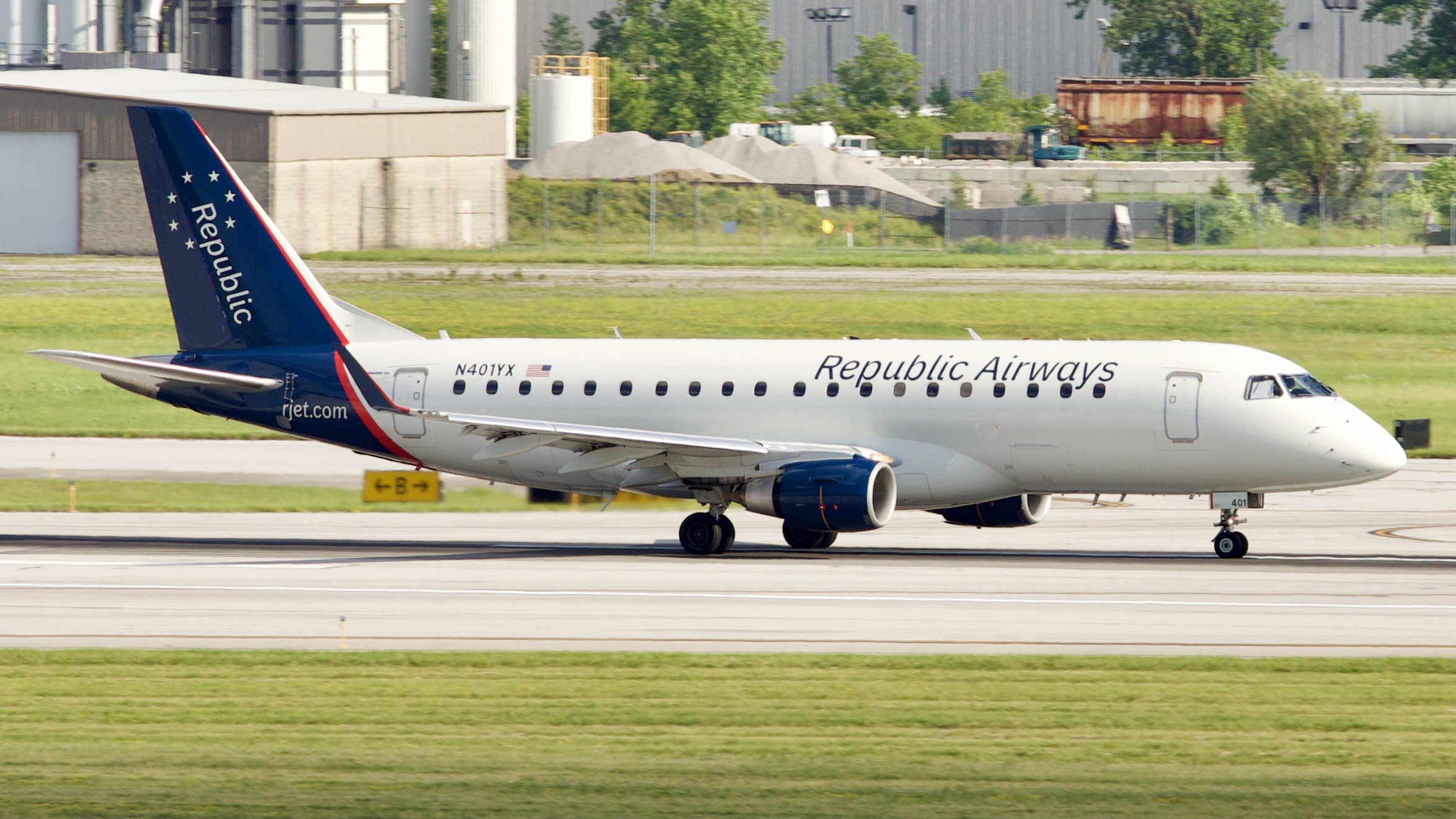 Full size: Republic Airways Embraer E175 N401YX at John Glenn Columbus International Airport