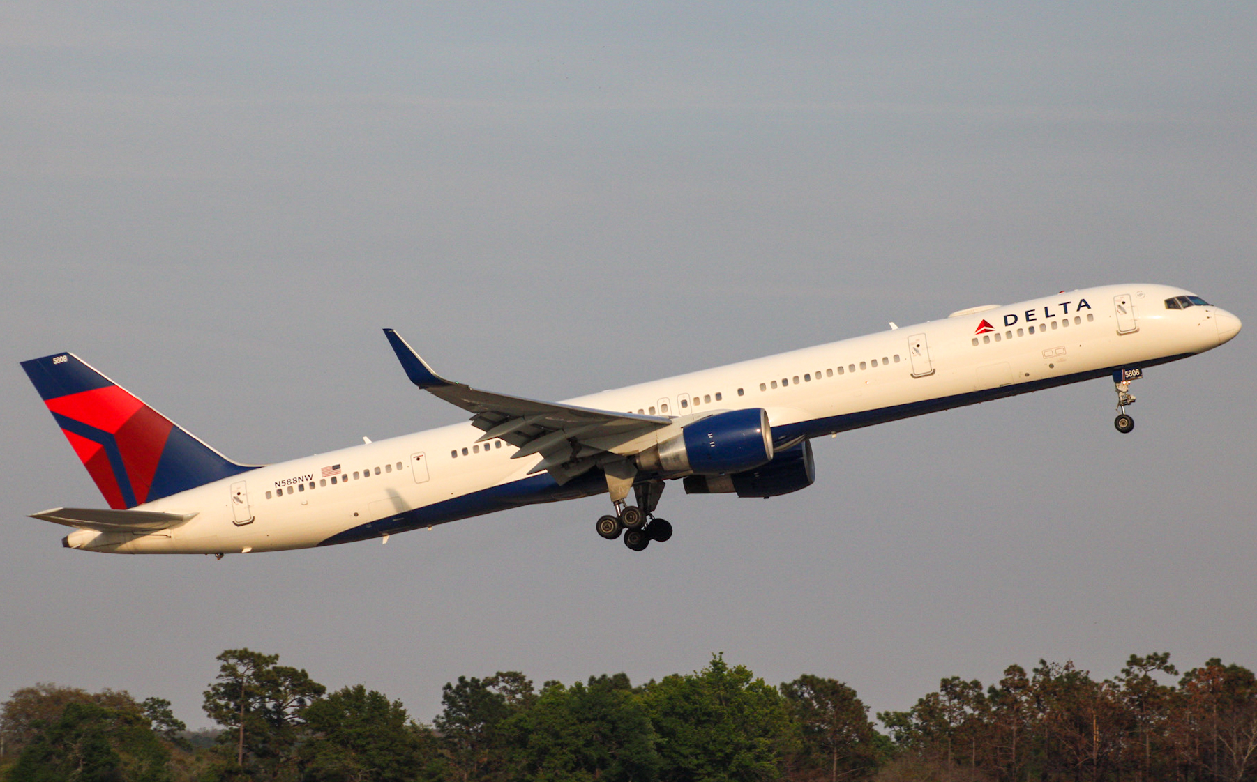 Full size: Delta Airlines Boeing 757-300 N588NW at Orlando International Airport