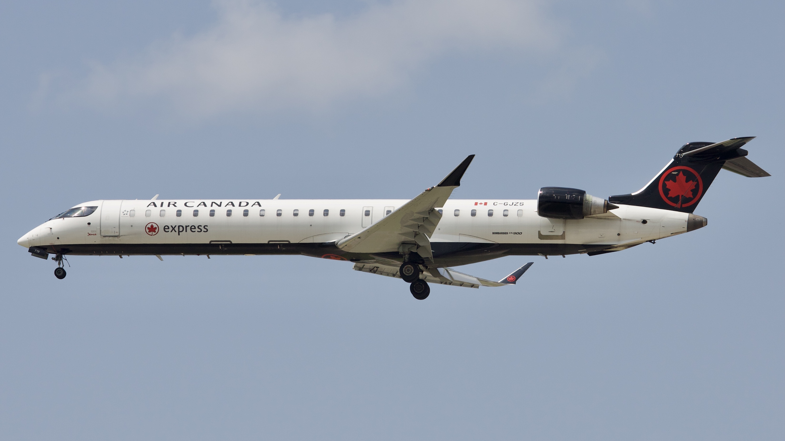 Full size: Air Canada Express Mitsubishi CRJ-900 C-GJZS at Houston-George Bush Intercontinental Airport