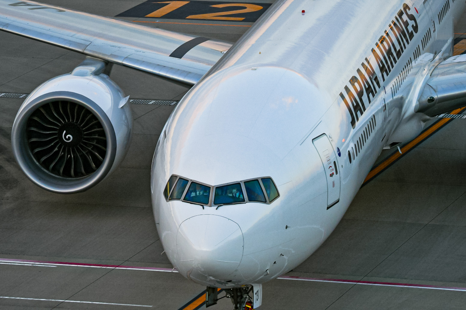 Full size: Japan Airlines Boeing 777-300ER JA731J at Tokyo-Haneda Airport