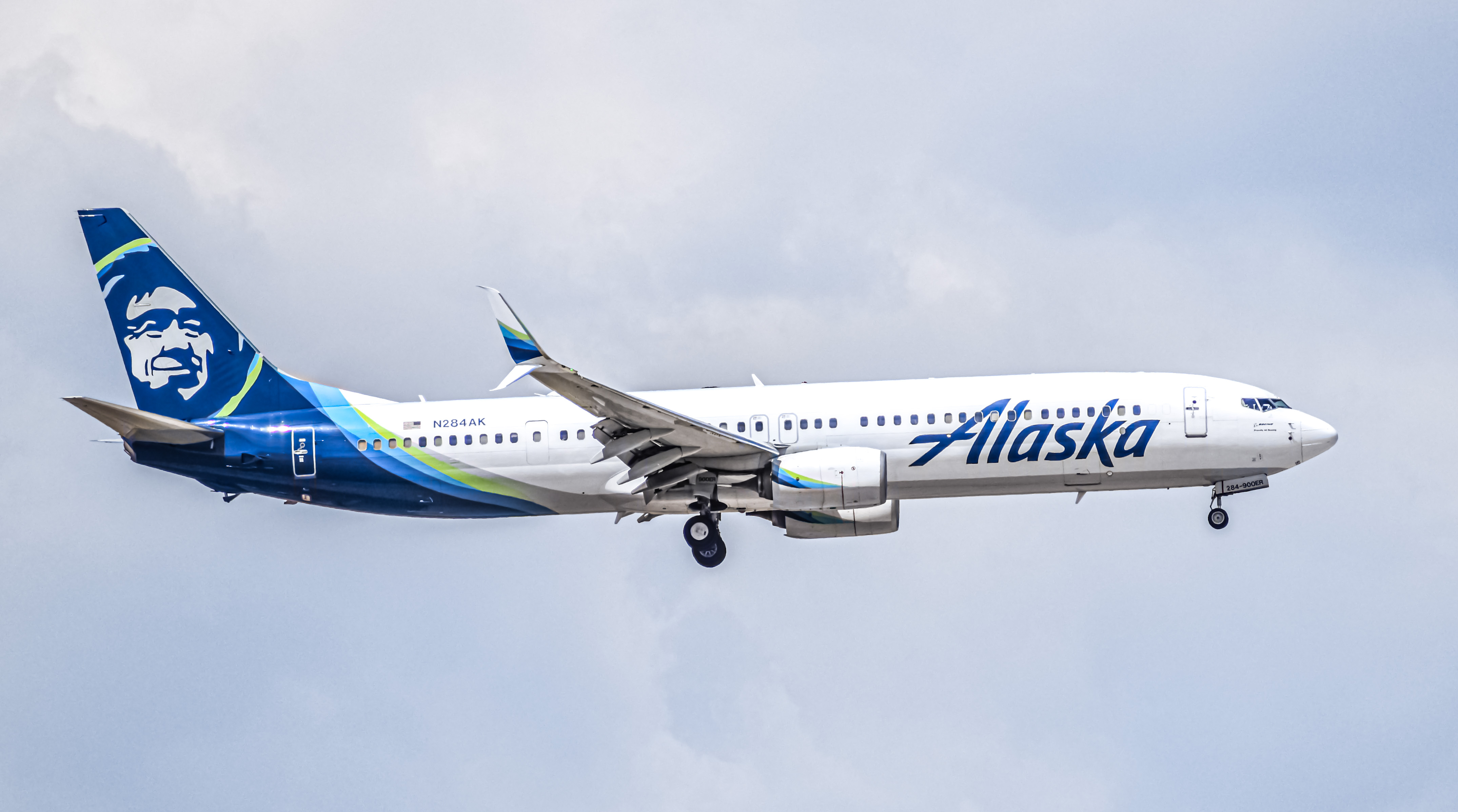 Full size: Alaska Airlines Boeing 737-900ER N284AK at Denver International Airport