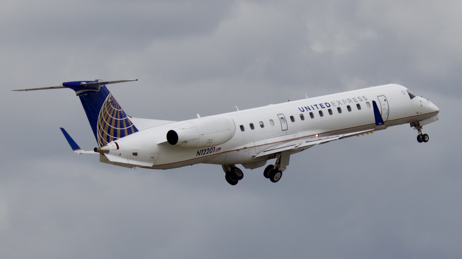 Full size: United Express Embraer ERJ145 N12201 at Houston-George Bush Intercontinental Airport