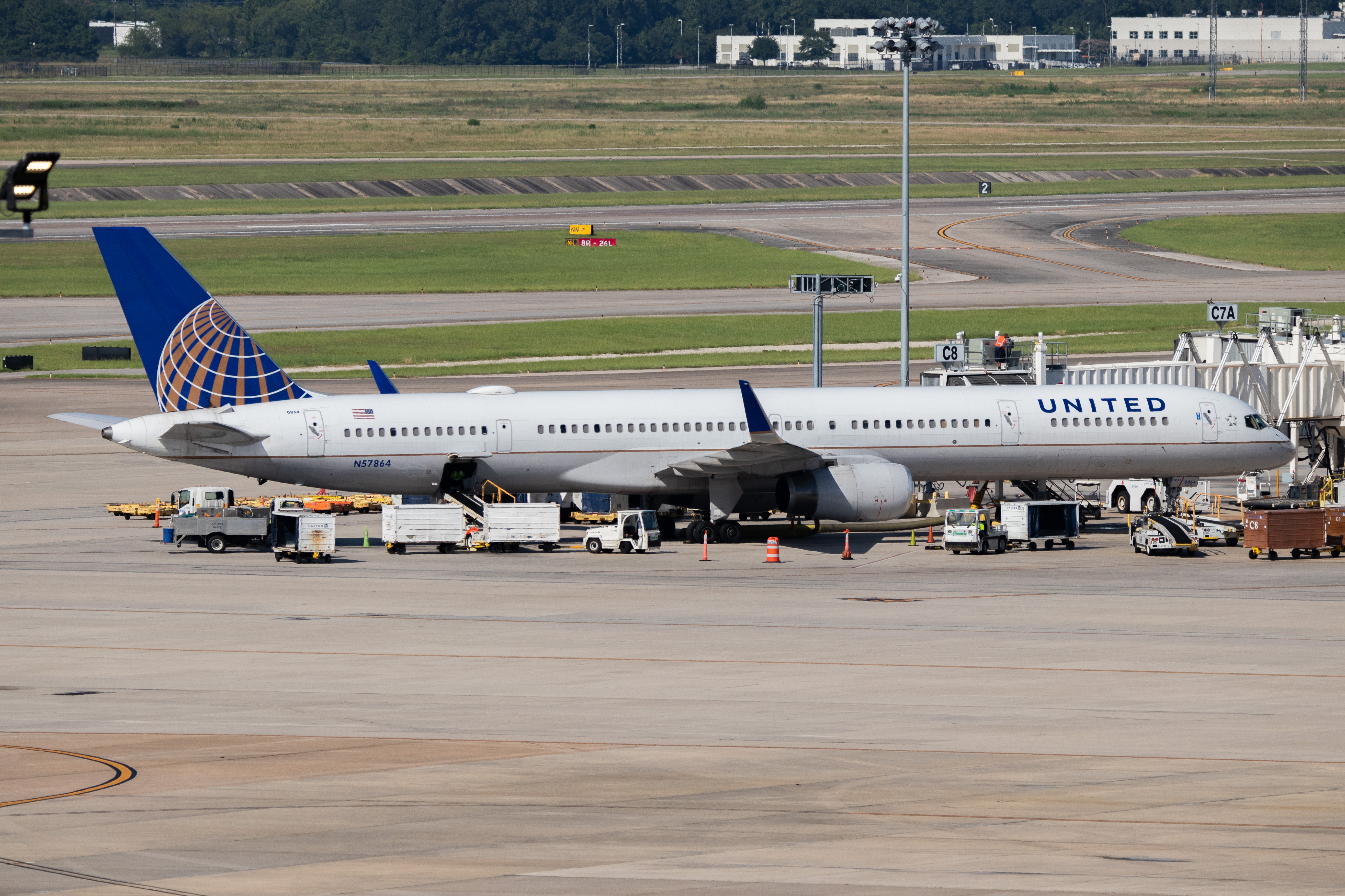 Full size: United Airlines  Boeing 757-200 N57864 at Houston-George Bush Intercontinental Airport
