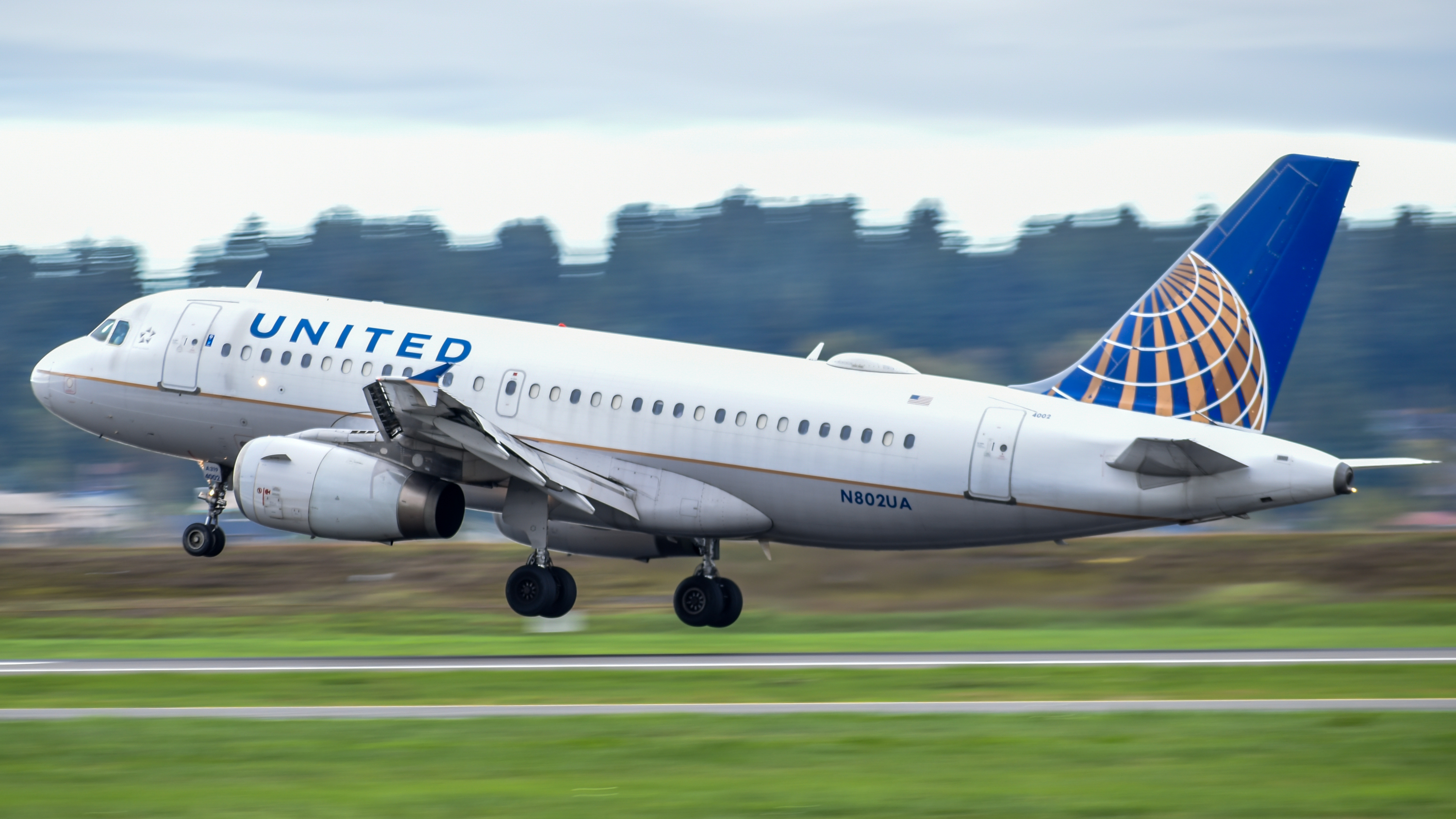 Full size: United Airlines Airbus A319 N802UA at Portland International Airport