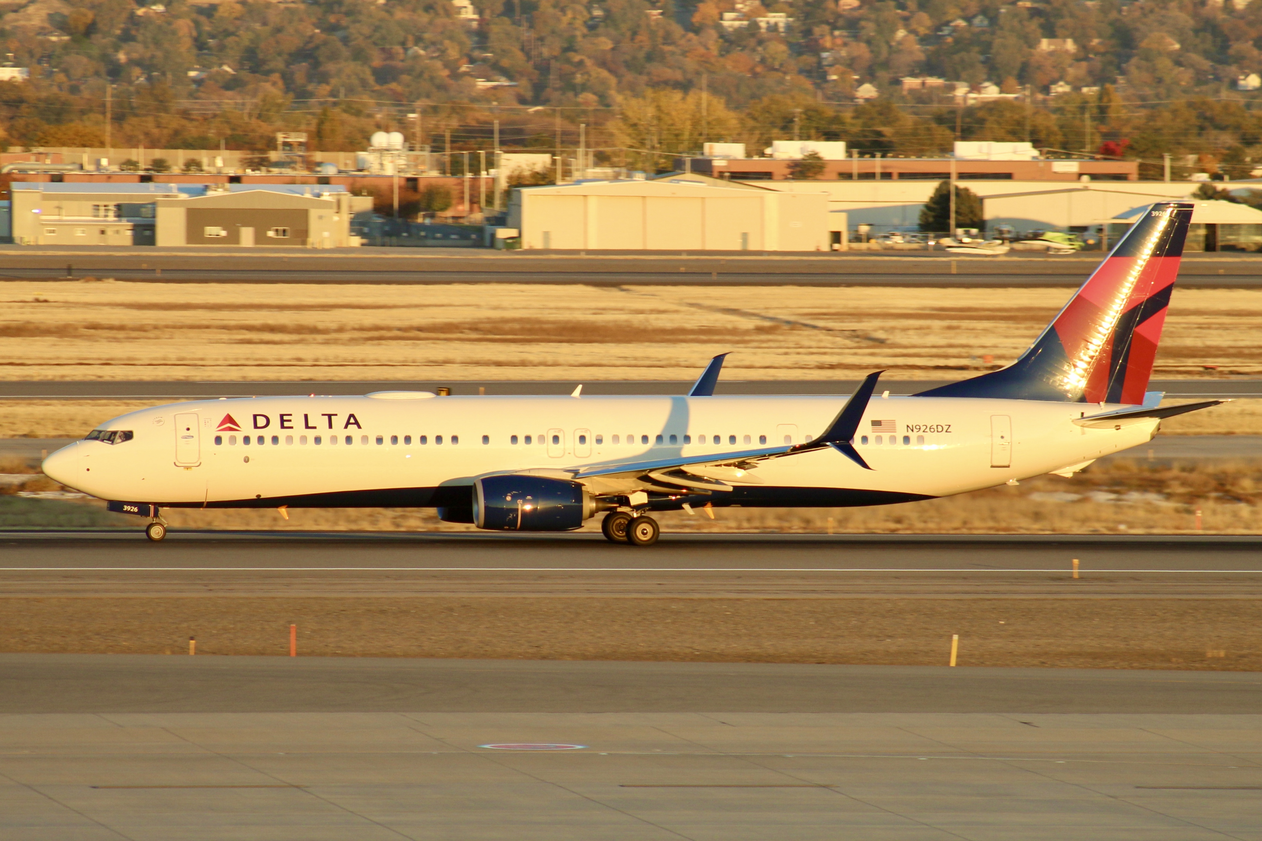 Full size: Delta Airlines Boeing 737-900ER N926DZ at Salt Lake City International Airport