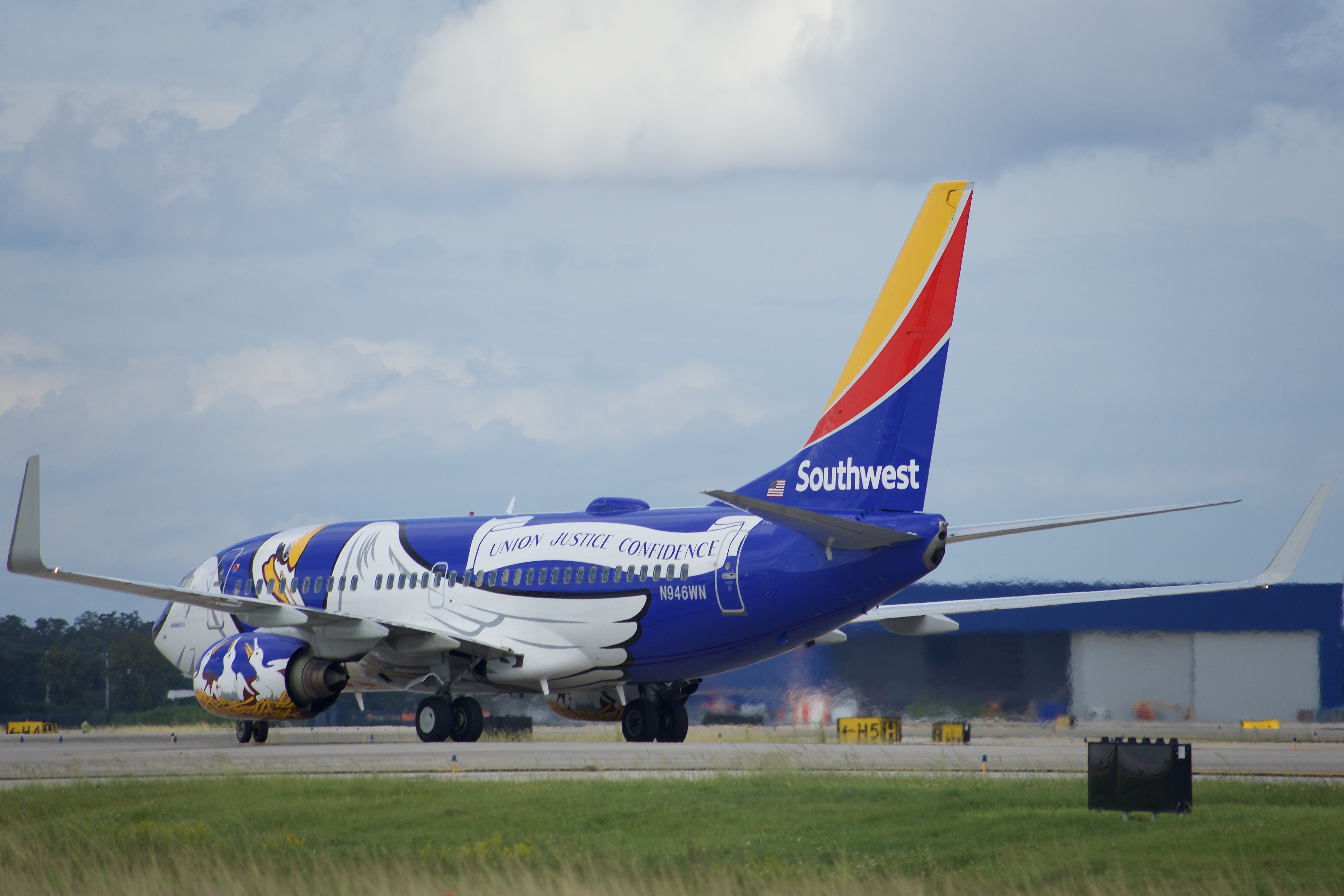 Full size: Southwest Airlines Boeing 737-700 N946WN at Orlando International Airport