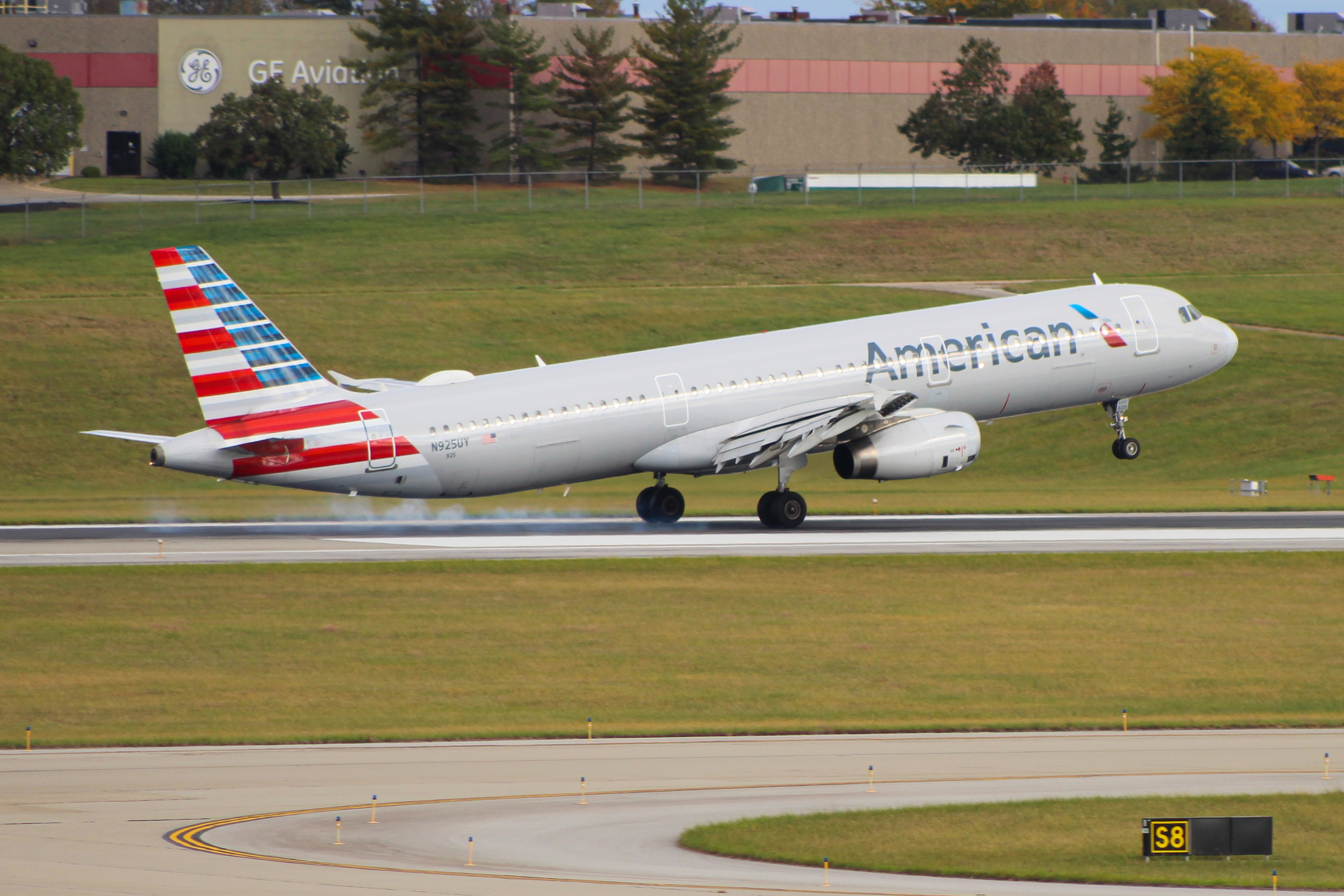 Full size: American Airlines Airbus A321-200 N925UY at Cincinnati/Northern Kentucky International Airport