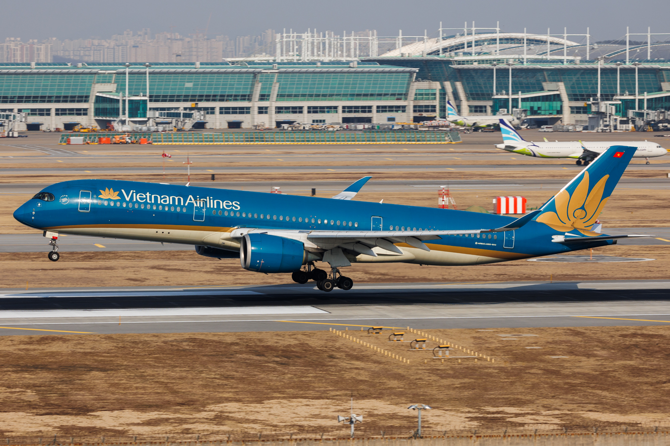 Full size: Vietnam Airlines Airbus A350-900 VN-A887 at Seoul-Incheon International Airport