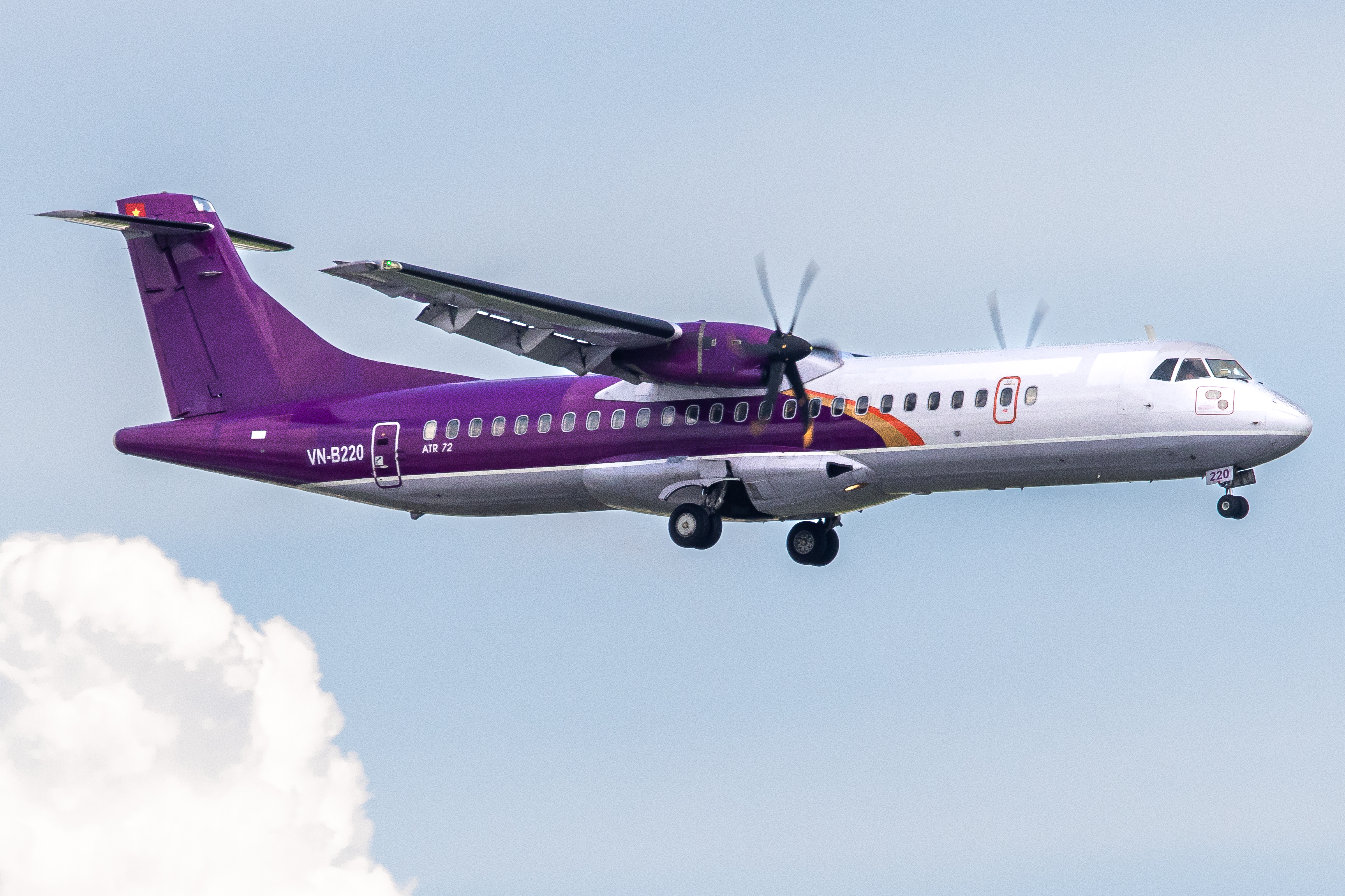 Full size: VASCO ATR 72-500 VN-B220 at Tan Son Nhat International Airport