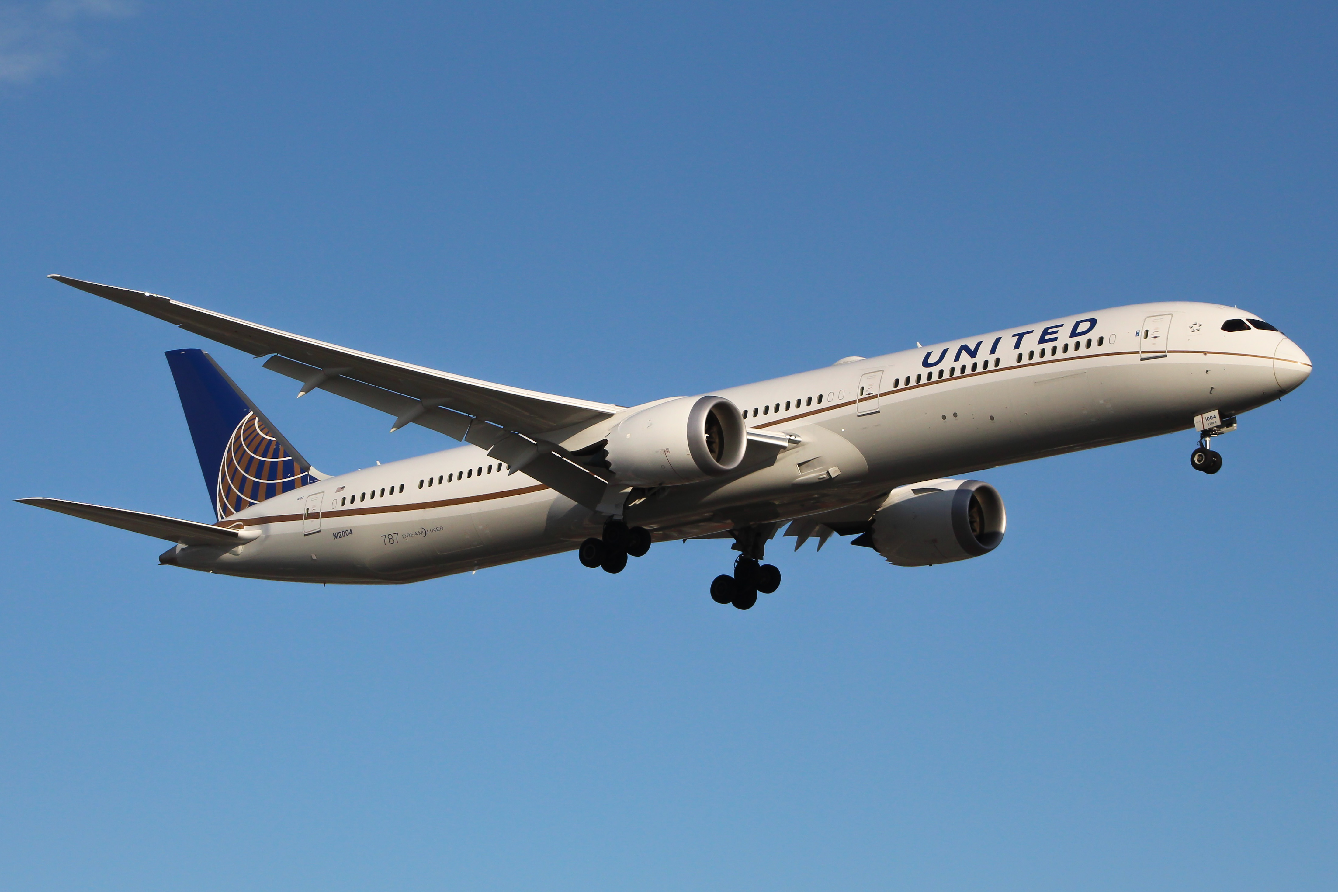 Full size: United Airlines Boeing 787-10 N12004 at Newark Liberty International Airport