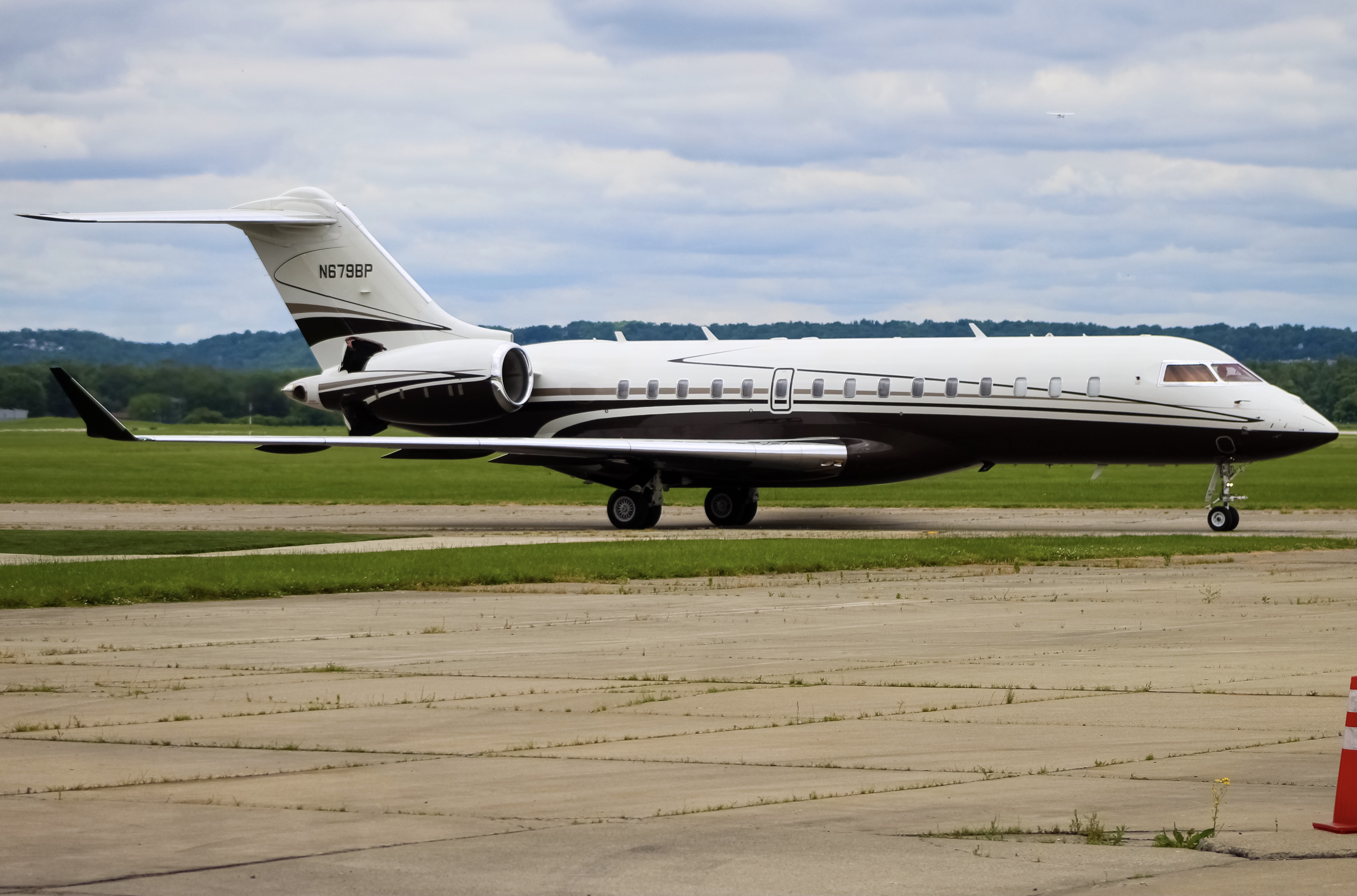 Full size: PRIVATE Bombardier Global Express  N679BP at Cincinnati Municipal Airport/Lunken Field