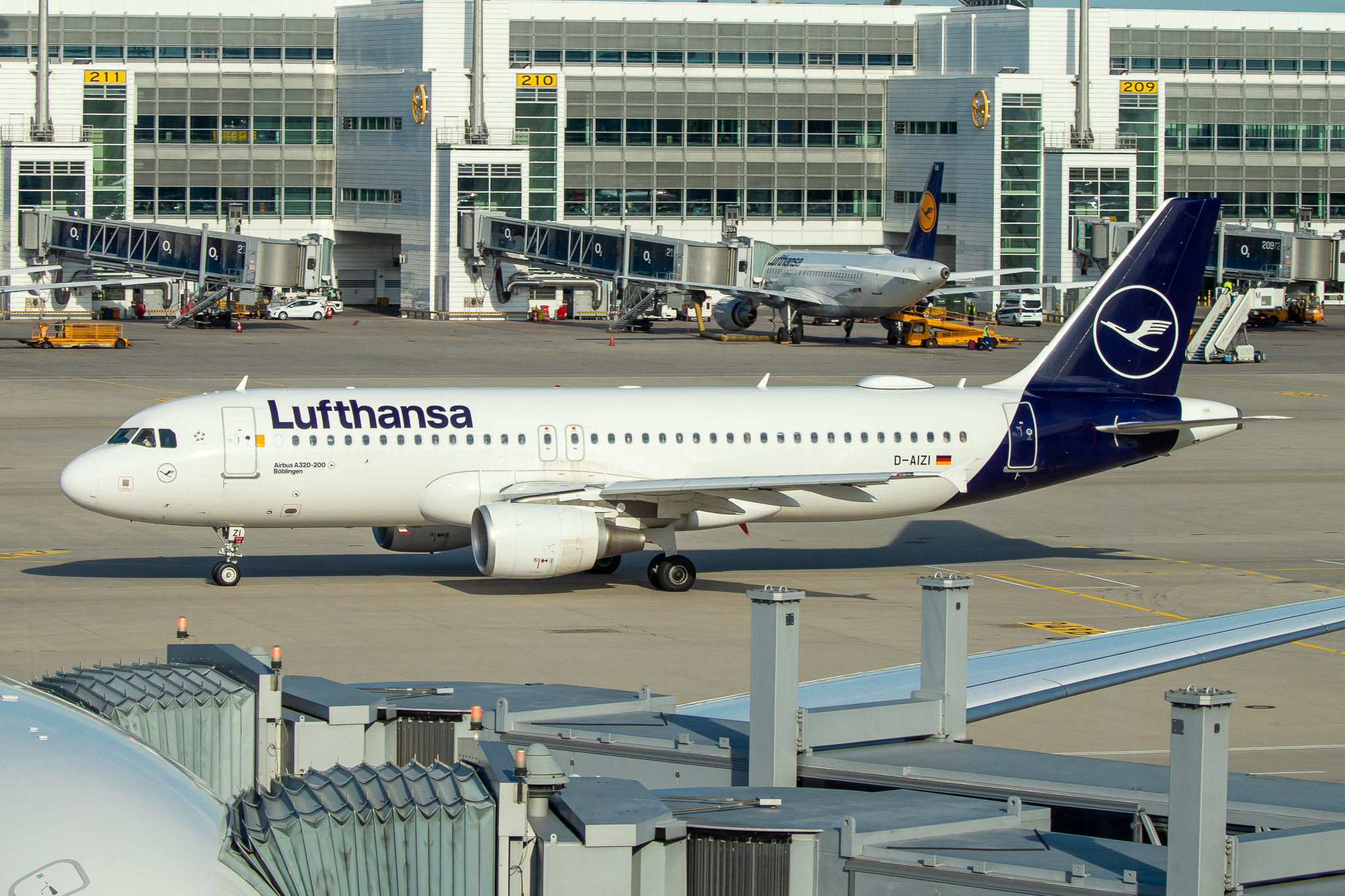 Full size: Lufthansa Airbus A320 D-AIZI at Munich International Airport