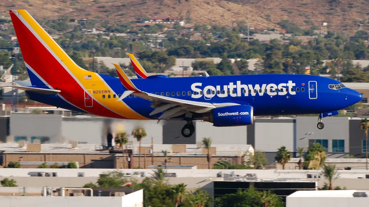 Full size: Southwest Airlines Boeing 737-700 N265WN at Phoenix Sky Harbor International Airport