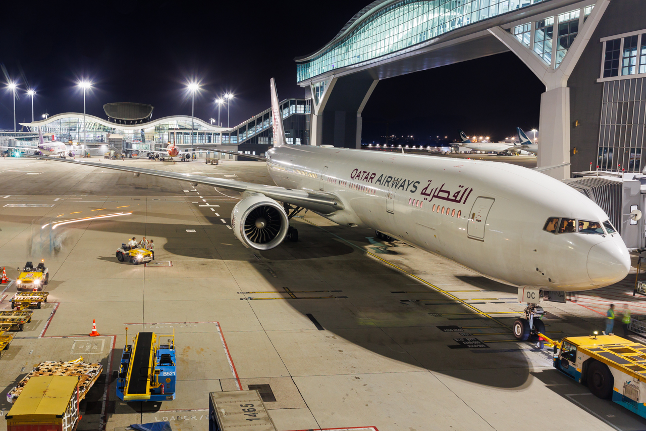 Full size: Qatar Airways Boeing 777-300ER A7-BOC at Hong Kong International Airport