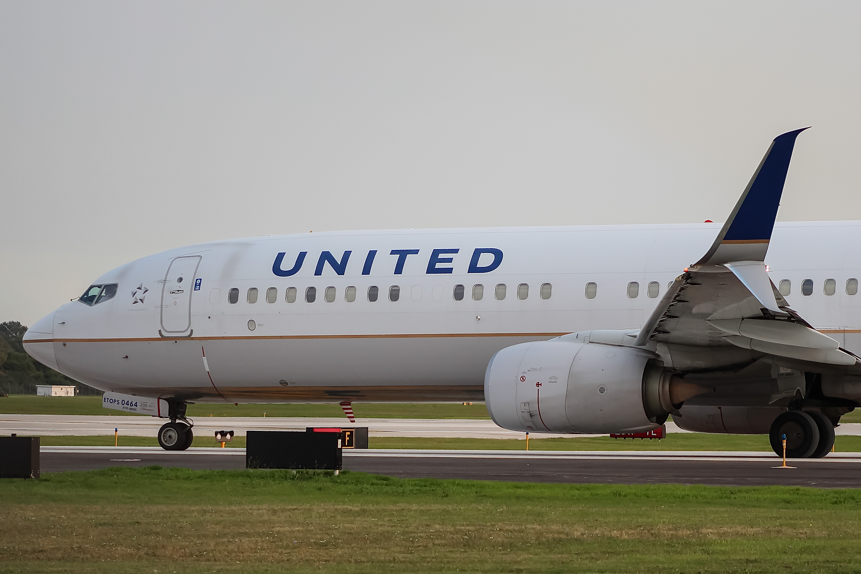 Full size: United Airlines Boeing 737-900ER N37464 at General Mitchell International Airport
