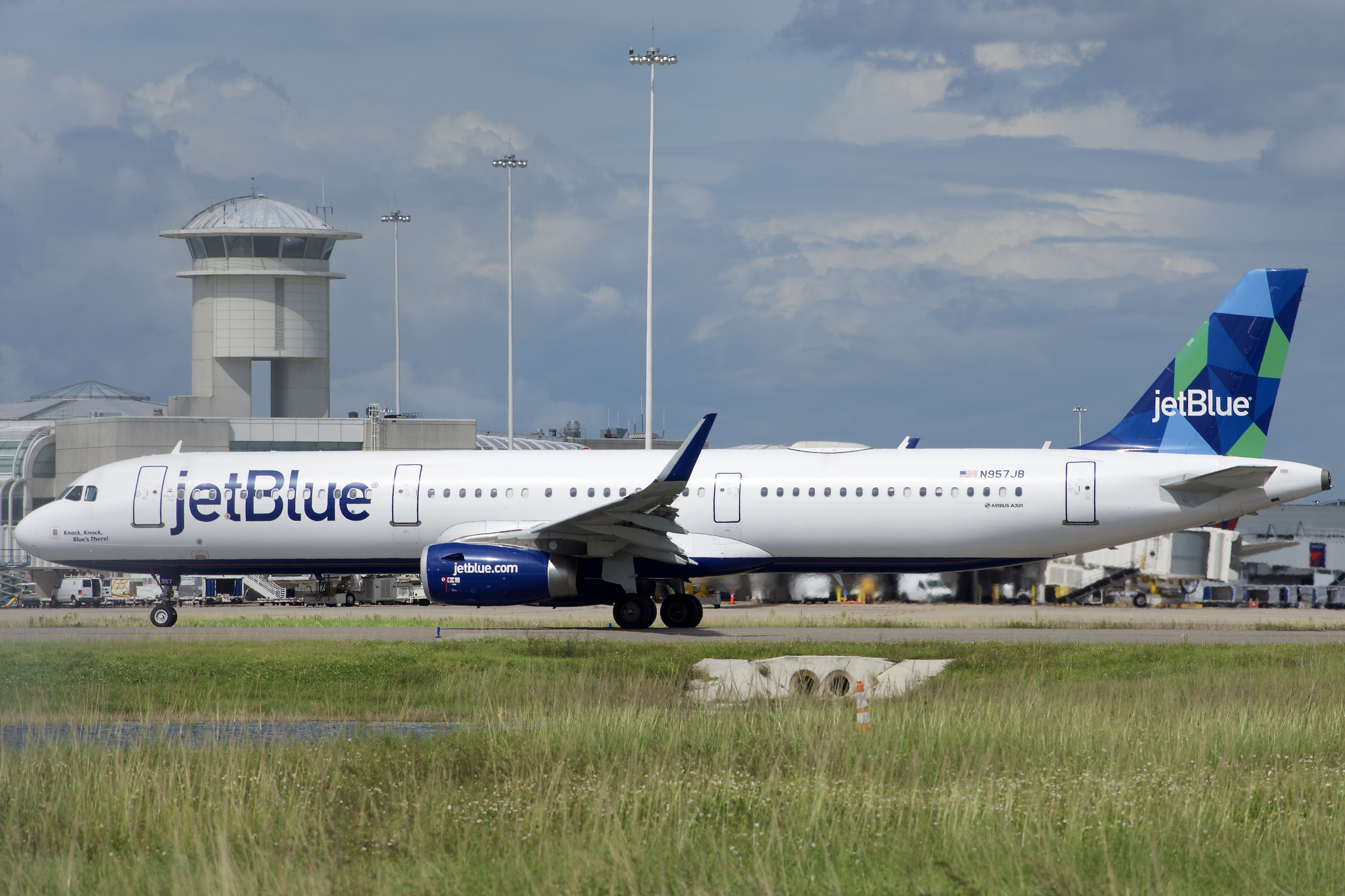 Full size: JetBlue Airways Airbus A321-200 N957JB at Orlando International Airport